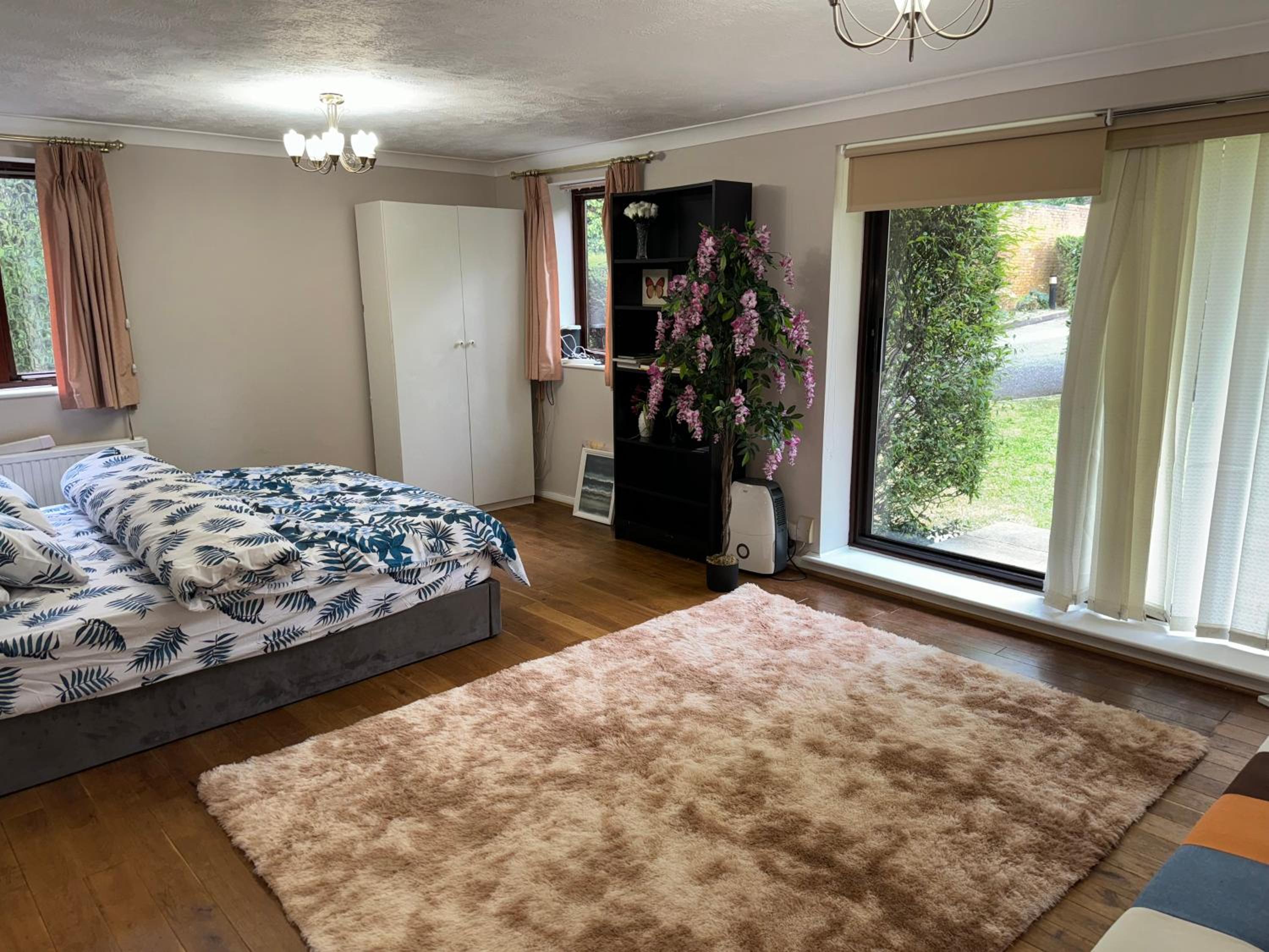 STUNNING 2 BEDROOM WITH GARDEN Sleep 6