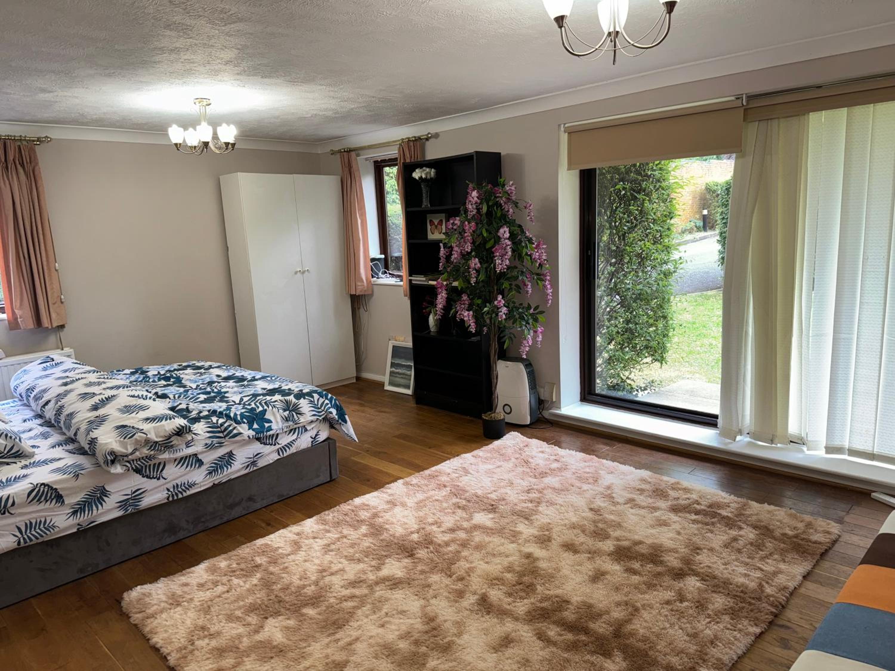STUNNING 2 BEDROOM WITH GARDEN Sleep 6