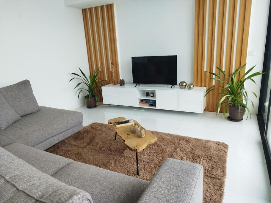 Luxury Penthouse with Private Pool, Ocean, City & Mountain view 6 Pers 2 BR