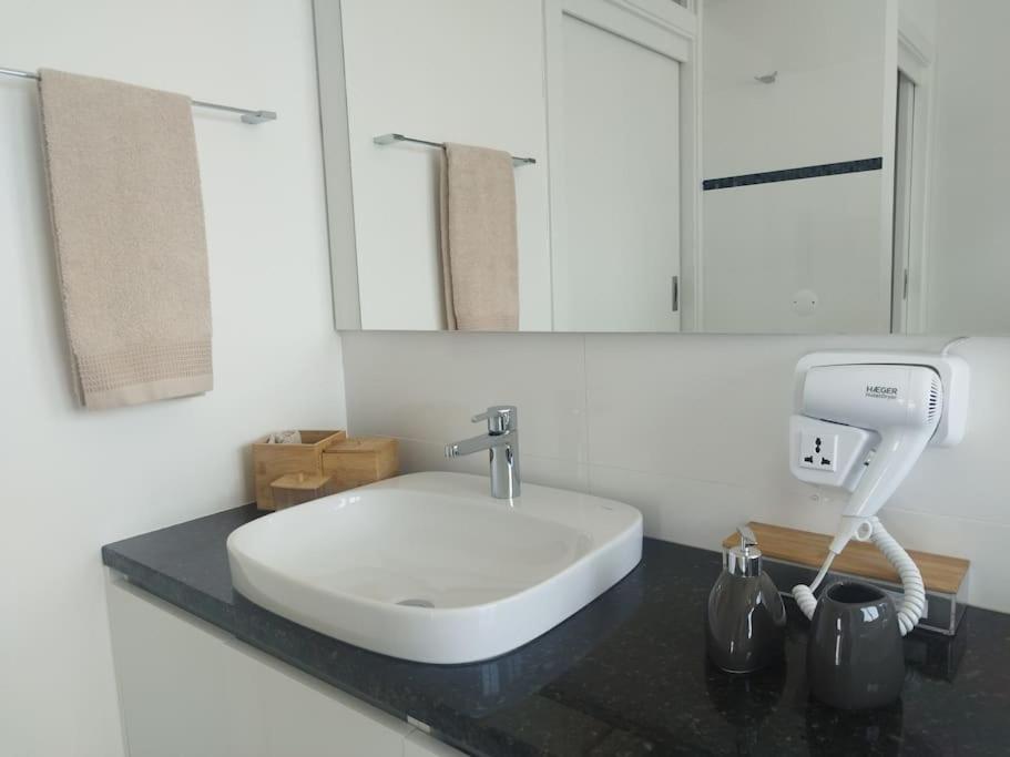 Luxury Penthouse with Private Pool, Ocean, City & Mountain view 6 Pers 2 BR