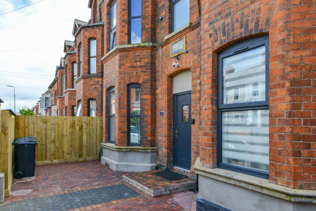 Hotel Esterville Apartments 1 and 2 bedrooms hot tub availability - Image 1