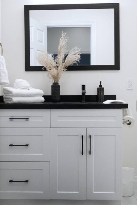 Modern 1BR in Wortley Village with Wi-Fi and Washer&Dryer
