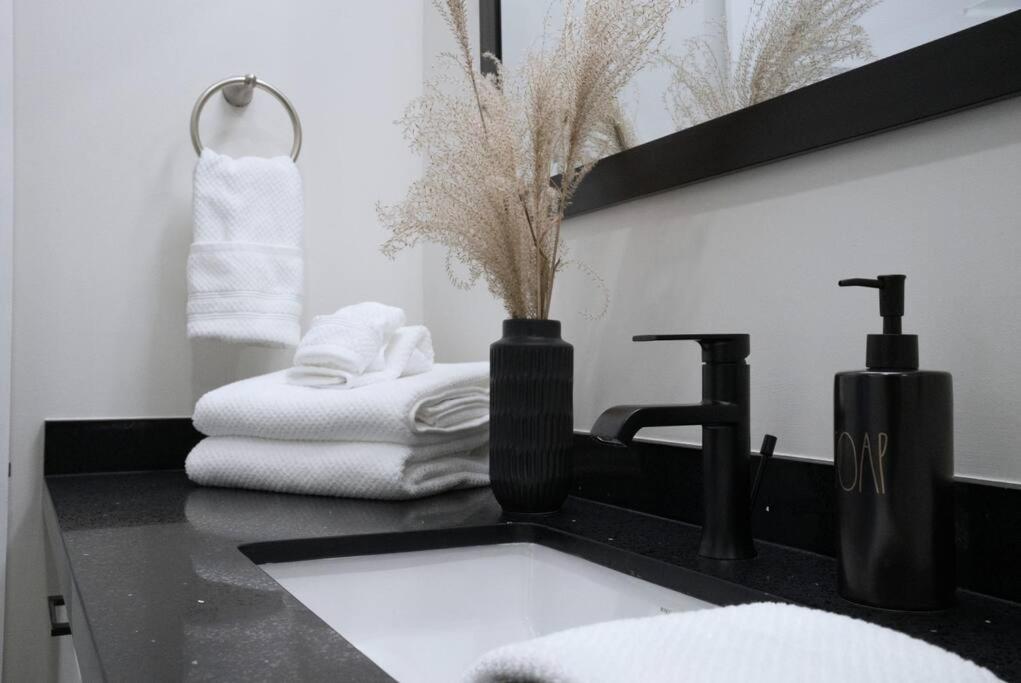 Modern 1BR in Wortley Village with Wi-Fi and Washer&Dryer
