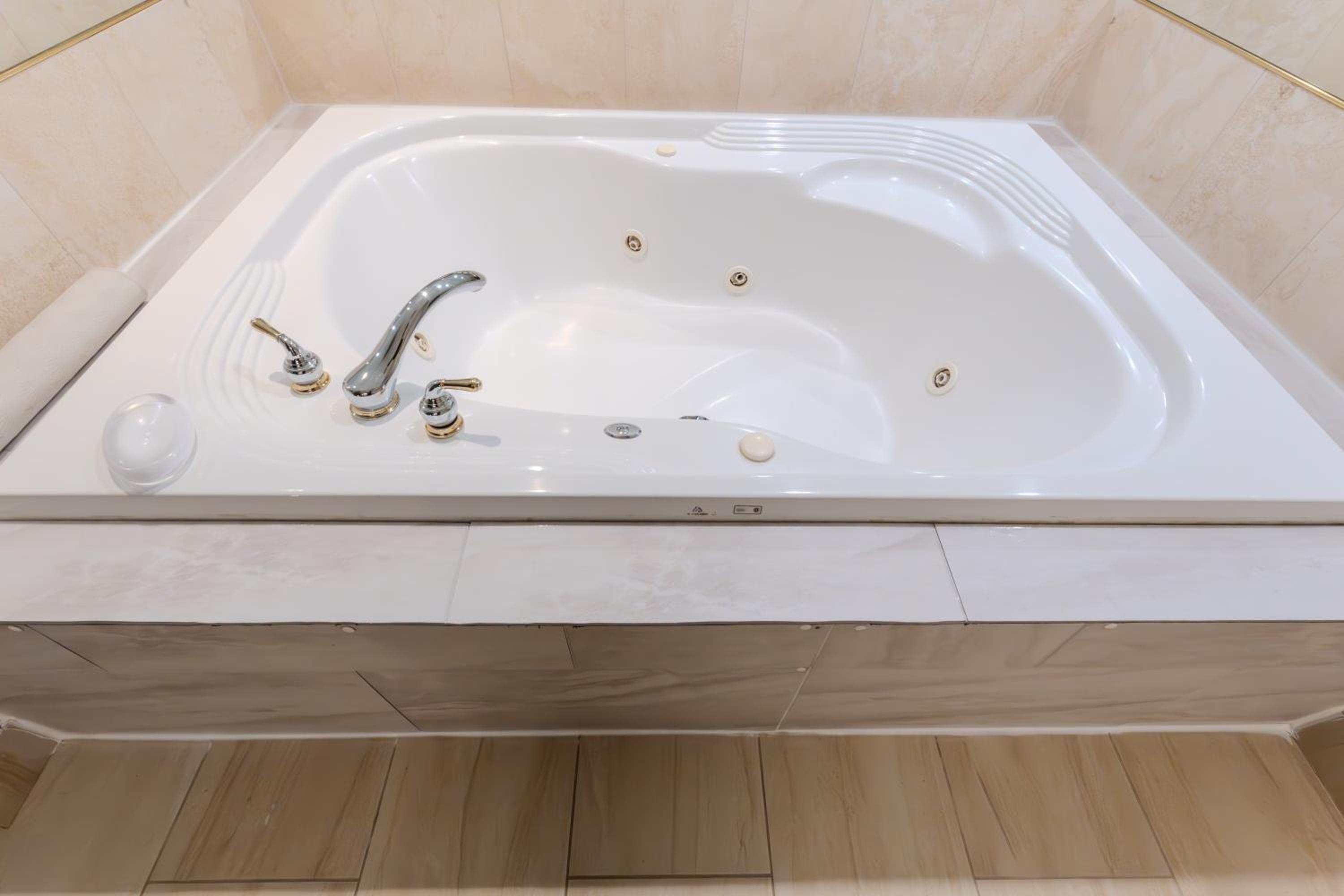 King Bed apartment, Pet Friendly, with a Hot Tub, Pool, and BBQ