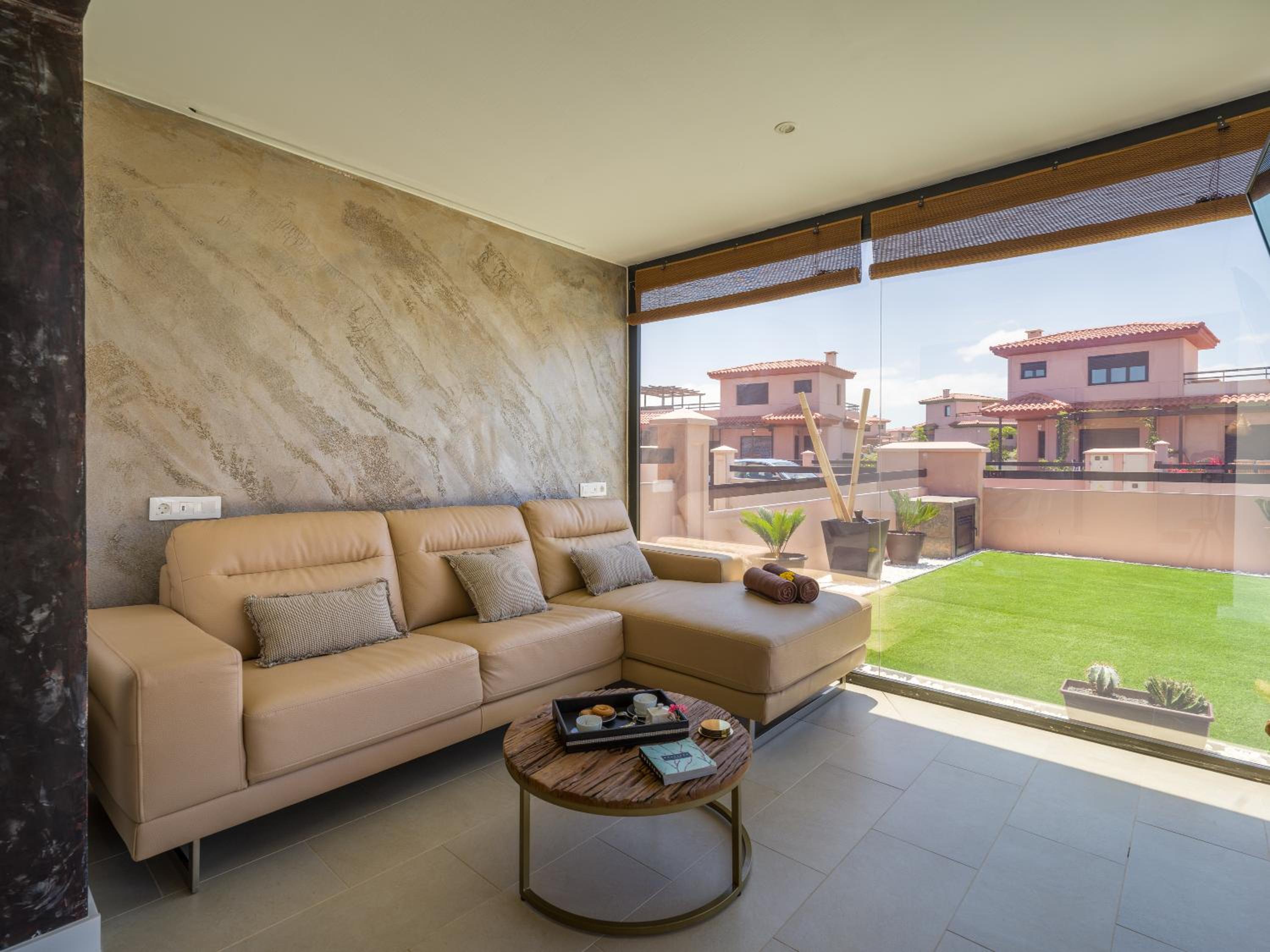 Giraud I - Luxury Modern villa next to the sea with jacuzzi & Pool view 2