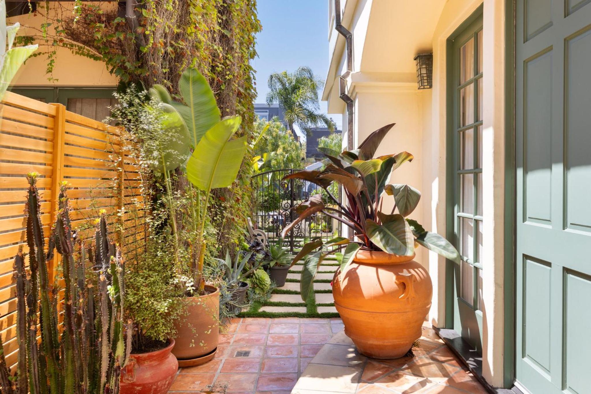 The Canal Escape - canal-front Italian villa