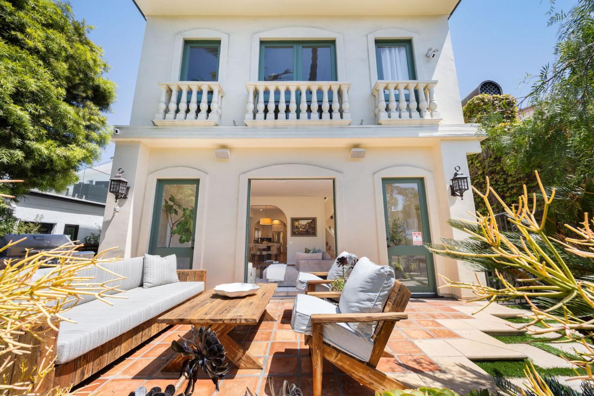 The Canal Escape - canal-front Italian villa