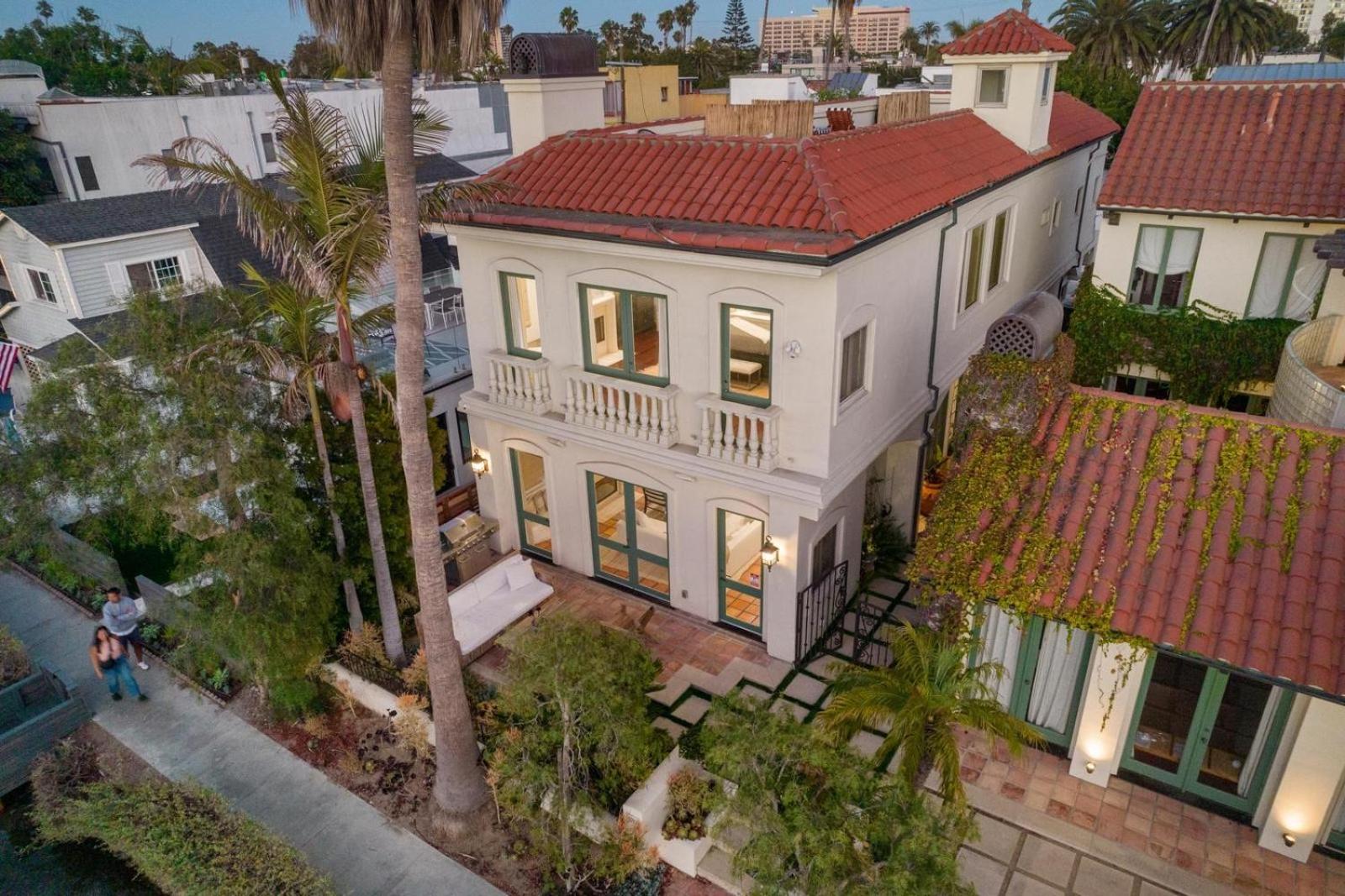The Canal Escape - canal-front Italian villa