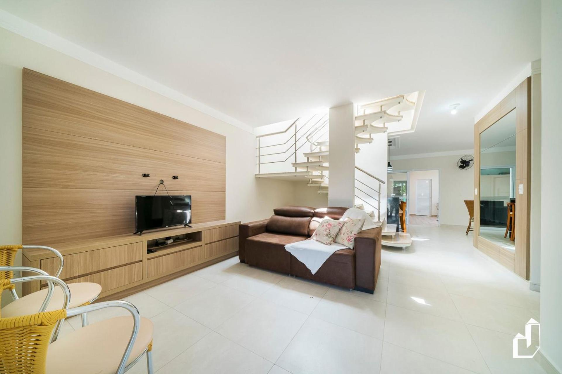 Casa com 05 dormitórios