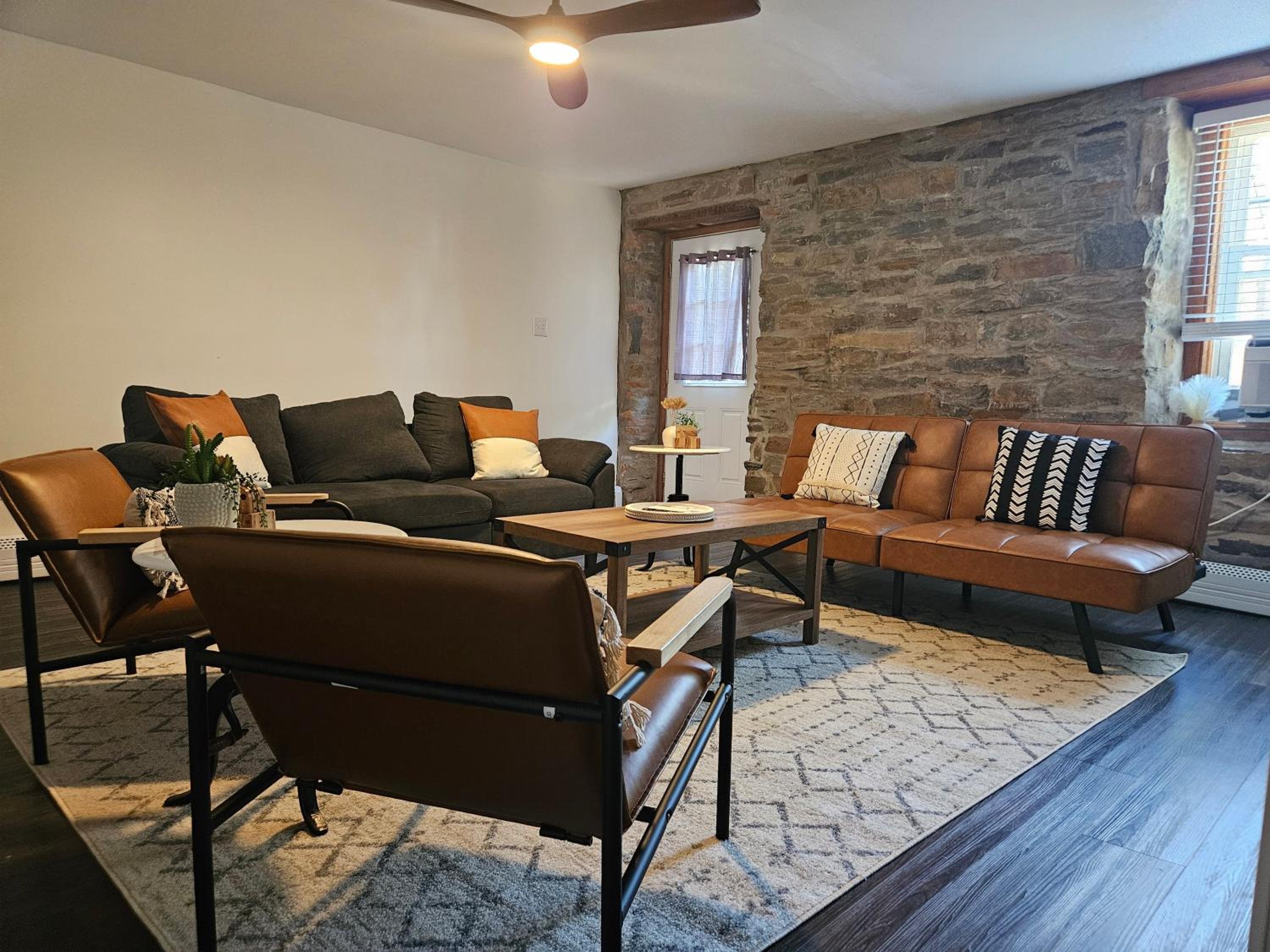 Rustic & Renovated 3 Bed - 8 Min Walk to Bridge St