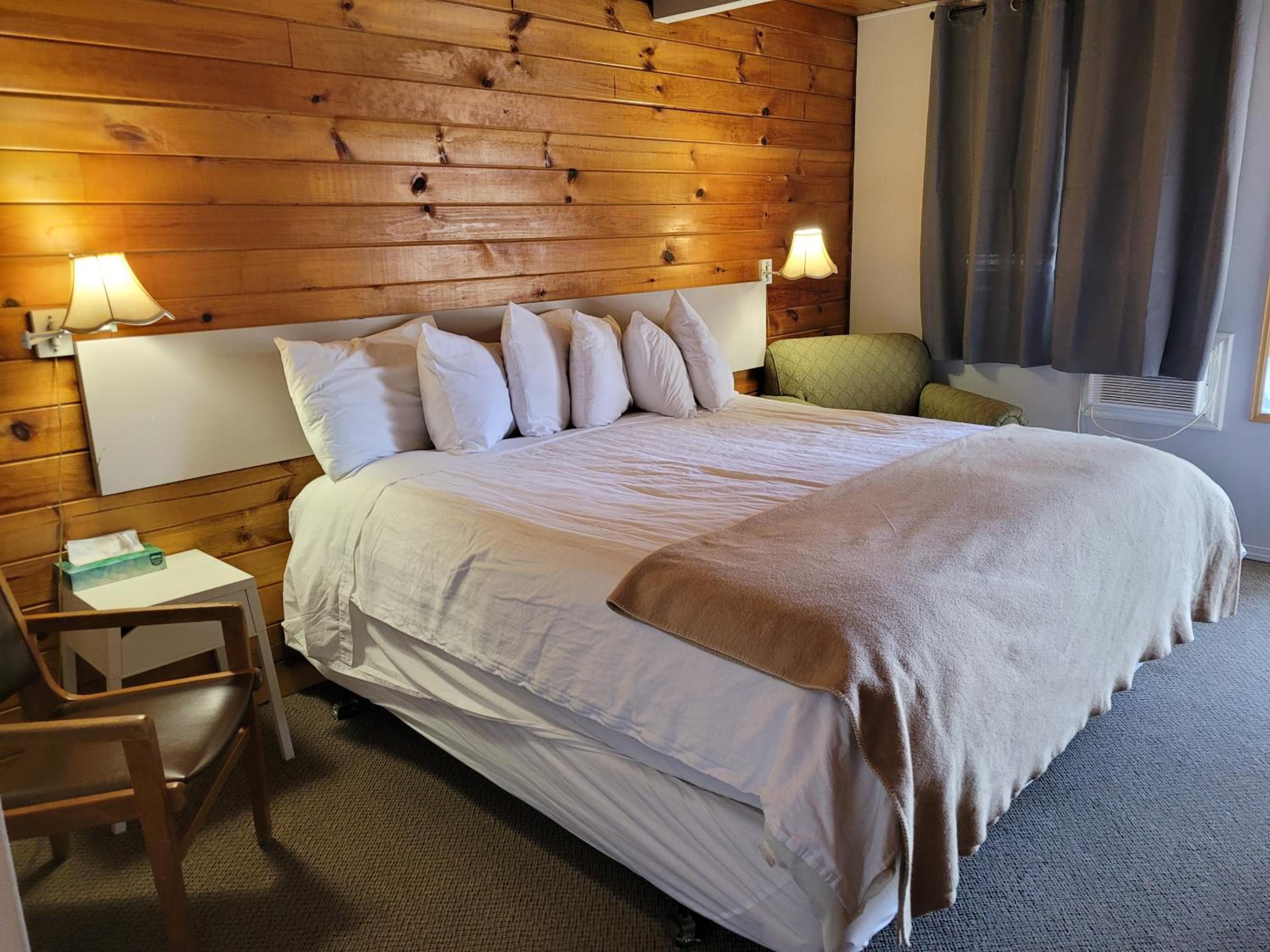 Pines Motel