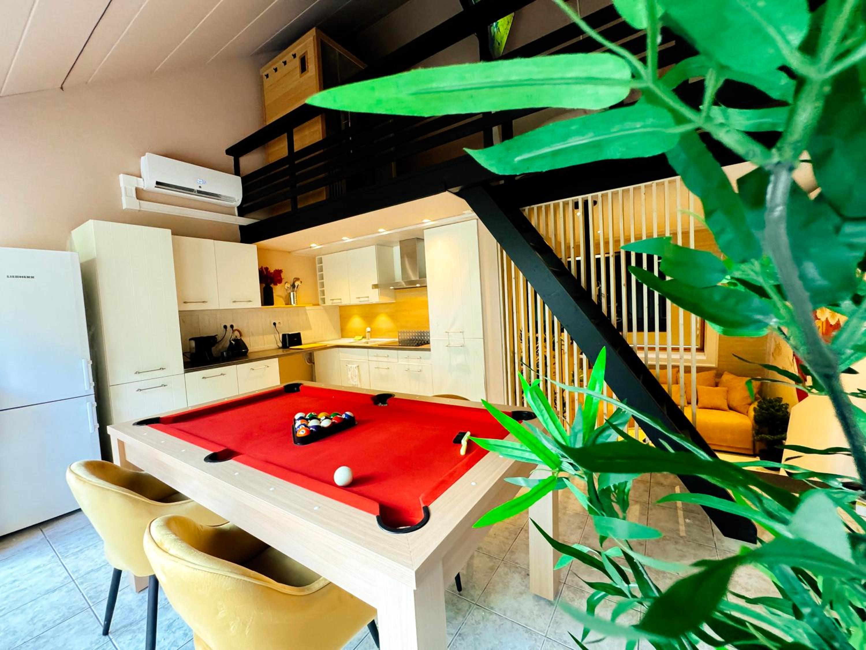 Capsule Lotus-Balneo-Sauna-Billard-Nintendo