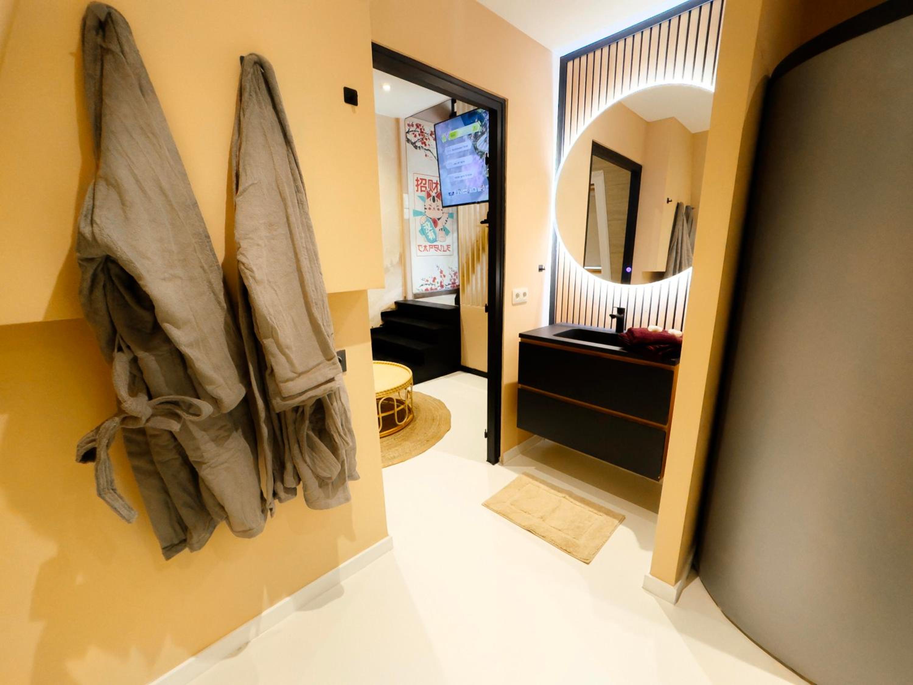 Capsule Lotus-Balneo-Sauna-Billard-Nintendo