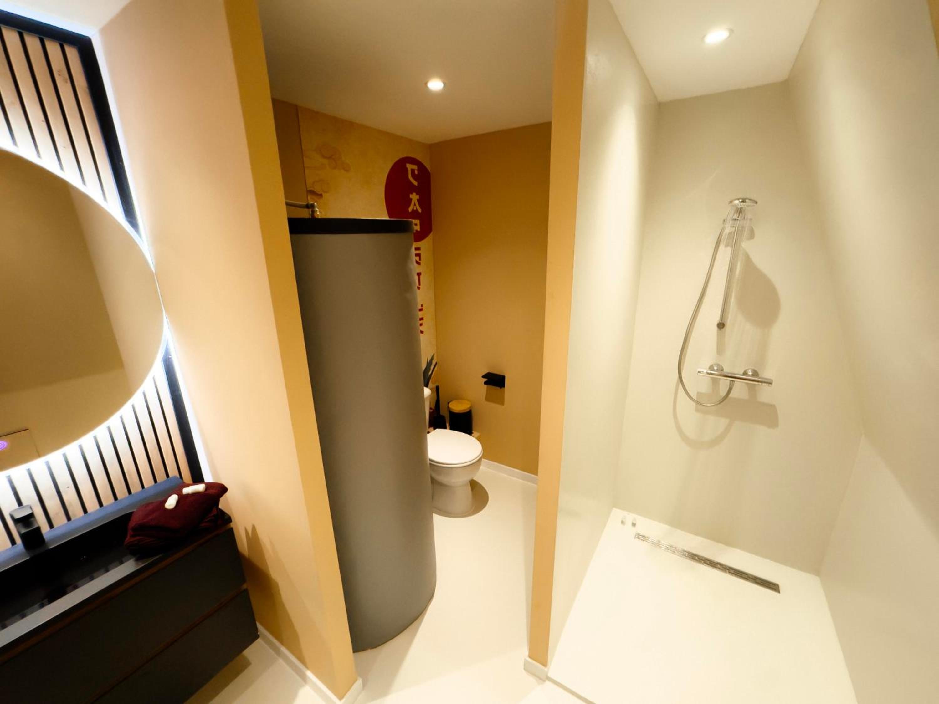 Capsule Lotus-Balneo-Sauna-Billard-Nintendo