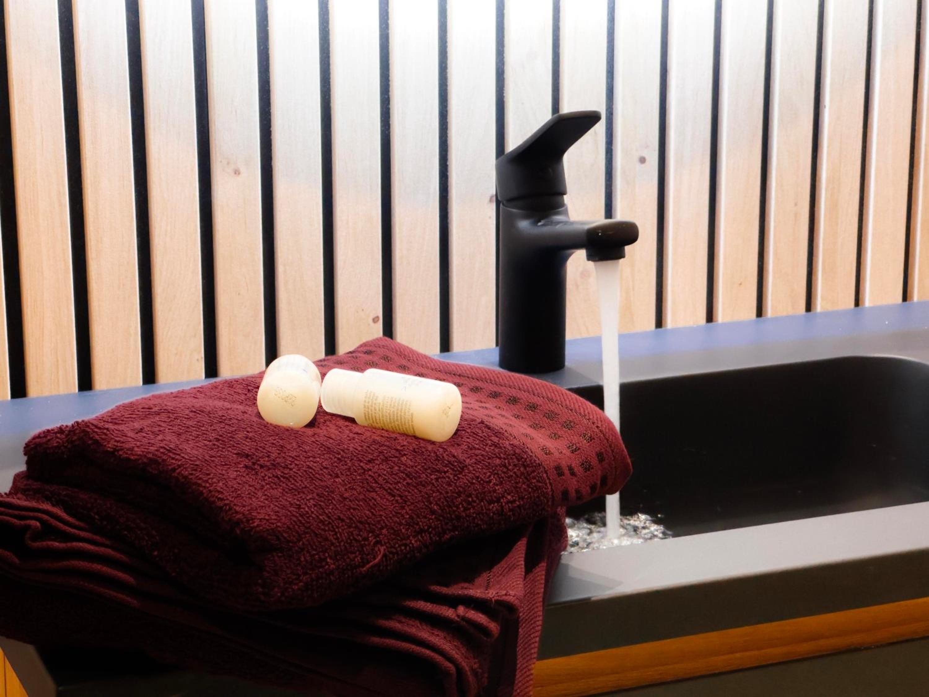 Capsule Lotus-Balneo-Sauna-Billard-Nintendo