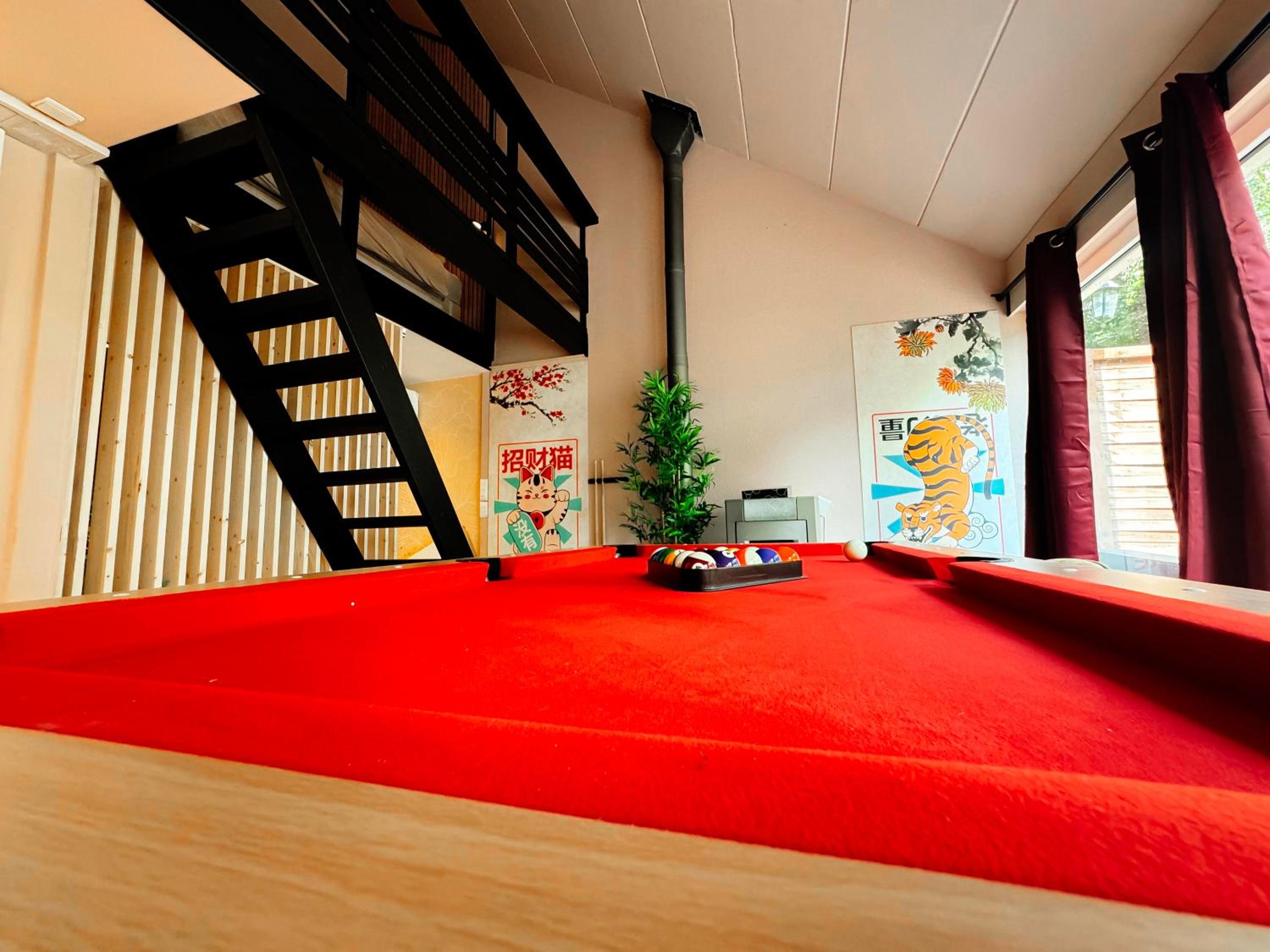 Capsule Lotus-Balneo-Sauna-Billard-Nintendo