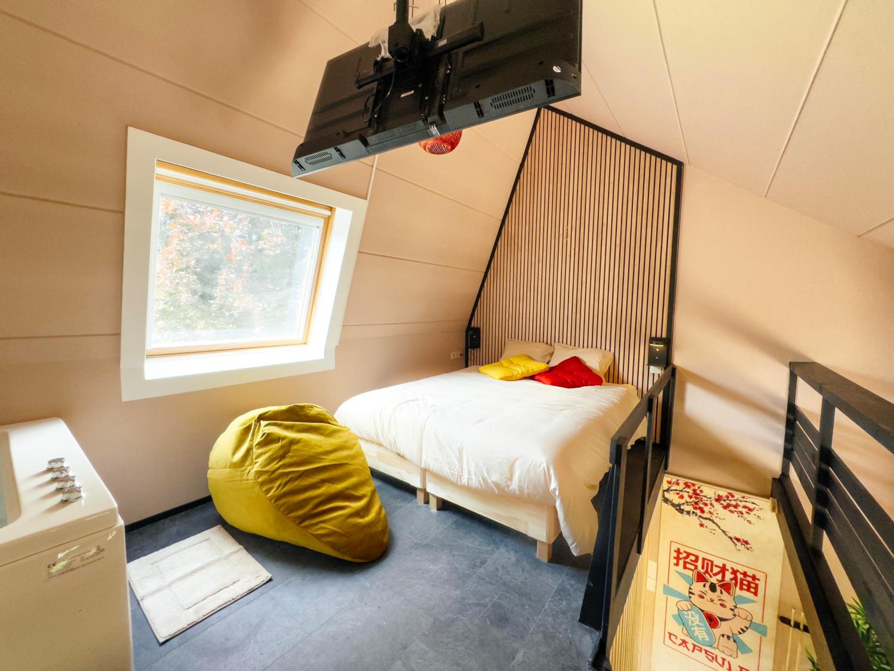 Capsule Lotus-Balneo-Sauna-Billard-Nintendo