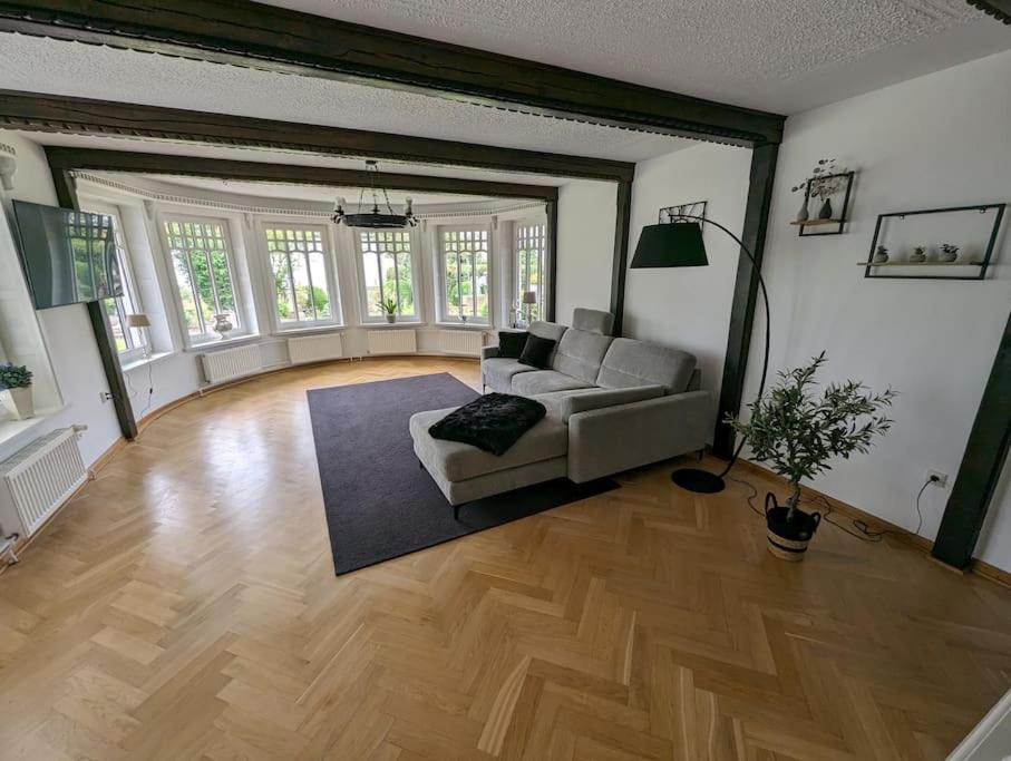 Unter Reet mit großem Garten