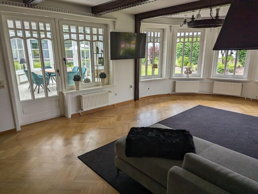 Unter Reet mit großem Garten