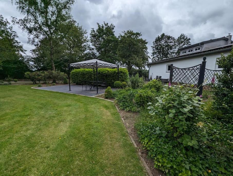 Unter Reet mit großem Garten