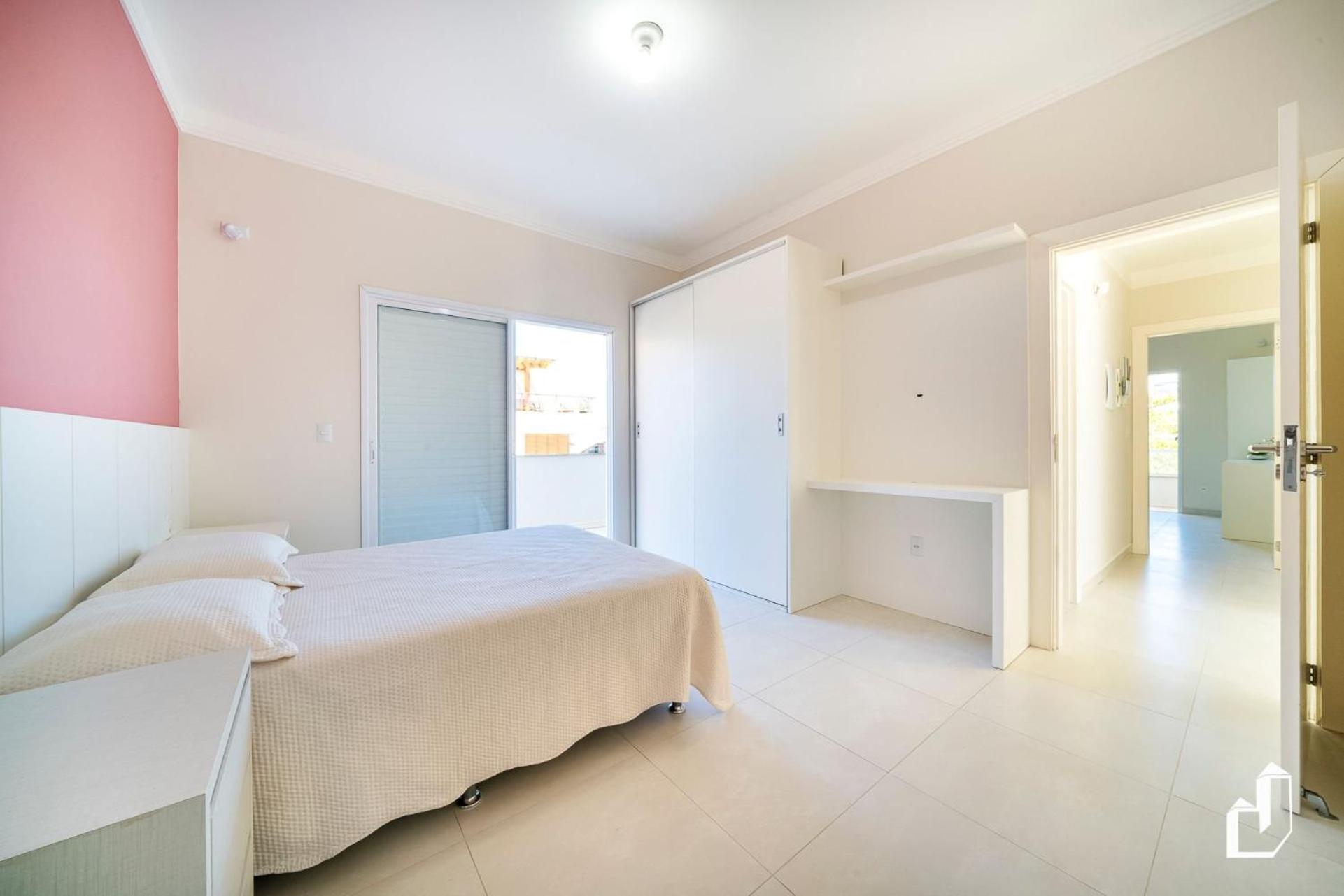 Casa com 05 dormitórios