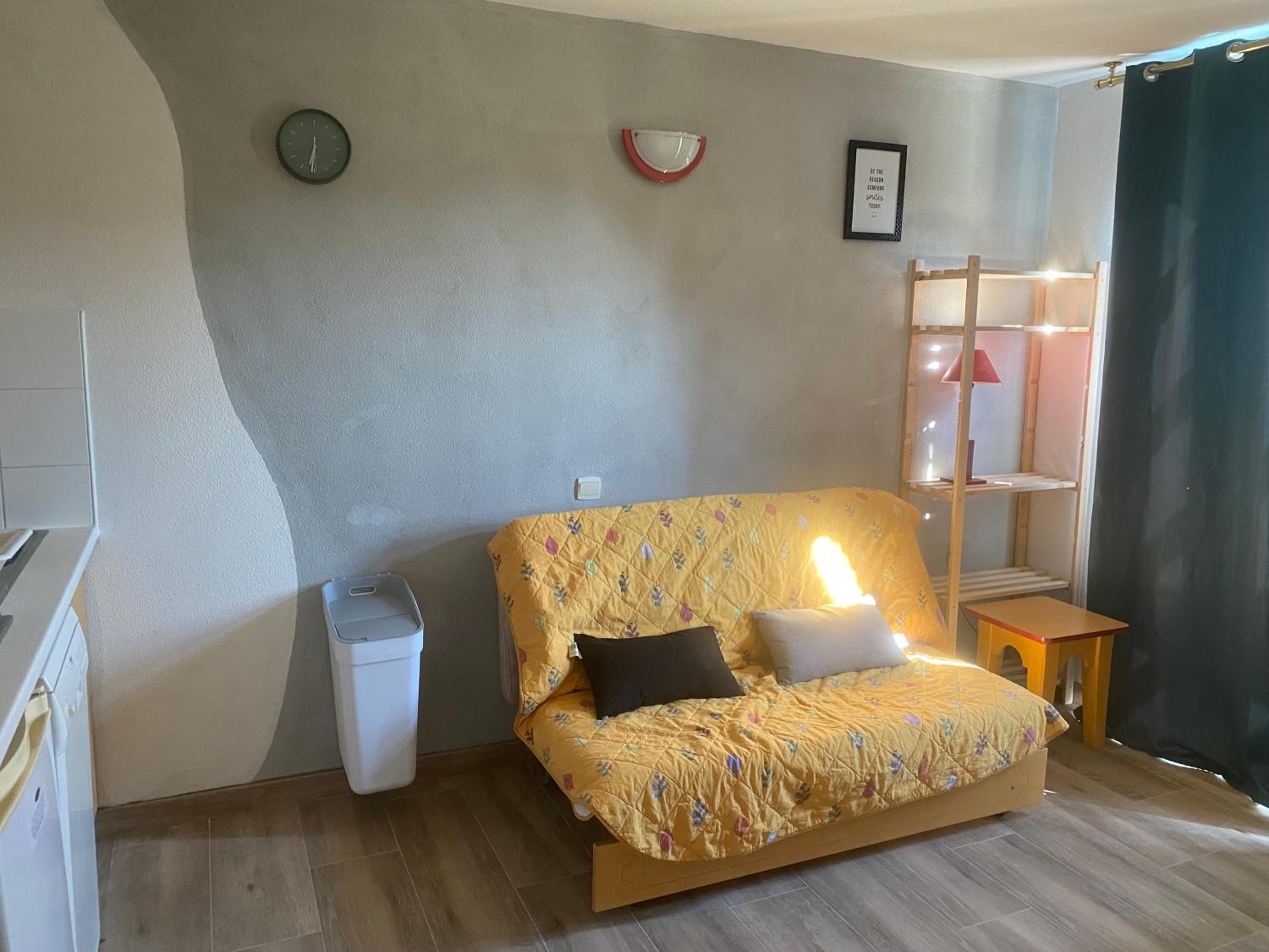 Maisonnette dans village vacances canapé convertible , chambre 1 lit et mezzanine ,draps en plus