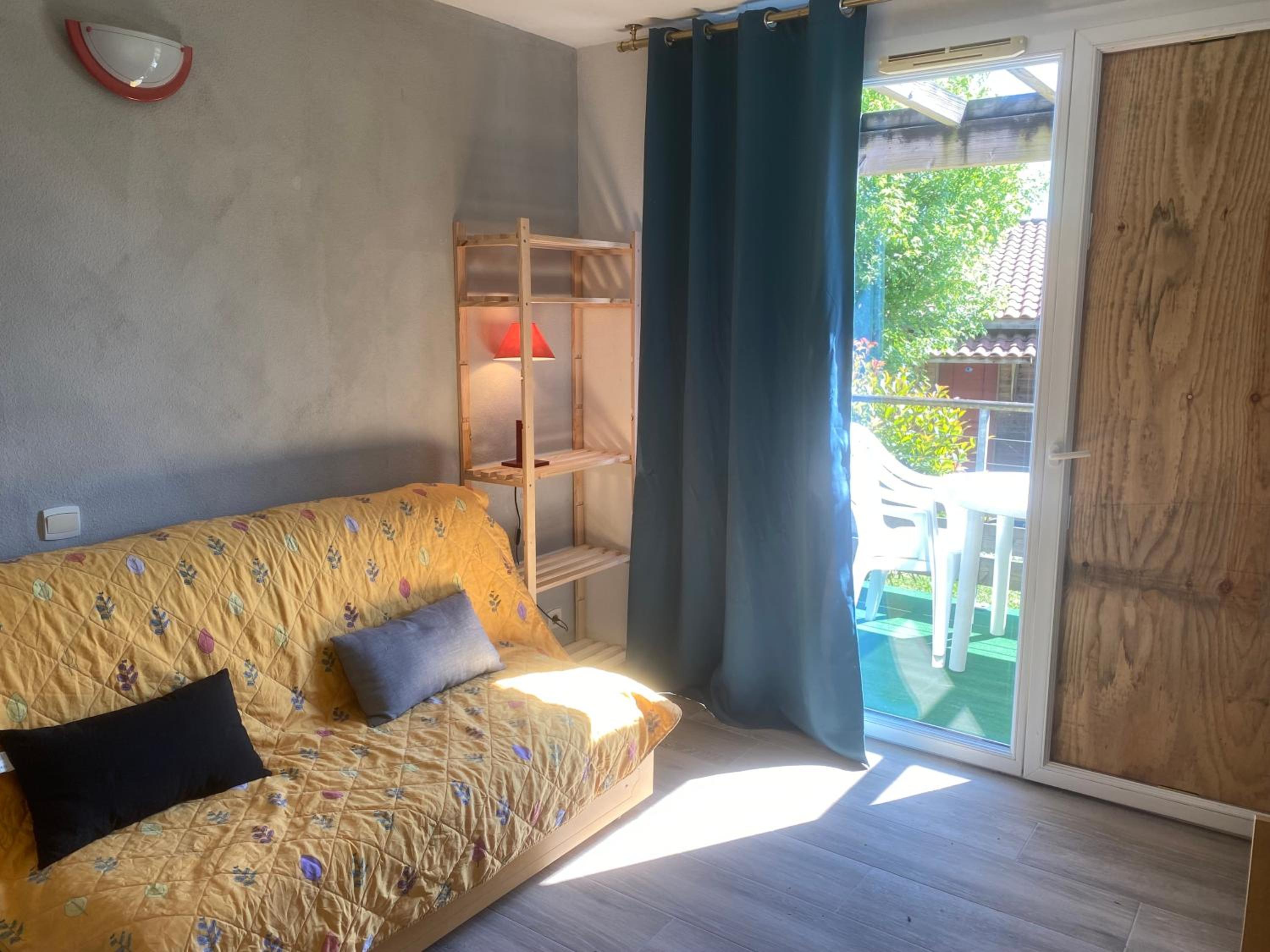 Maisonnette dans village vacances canapé convertible , chambre 1 lit et mezzanine ,draps en plus
