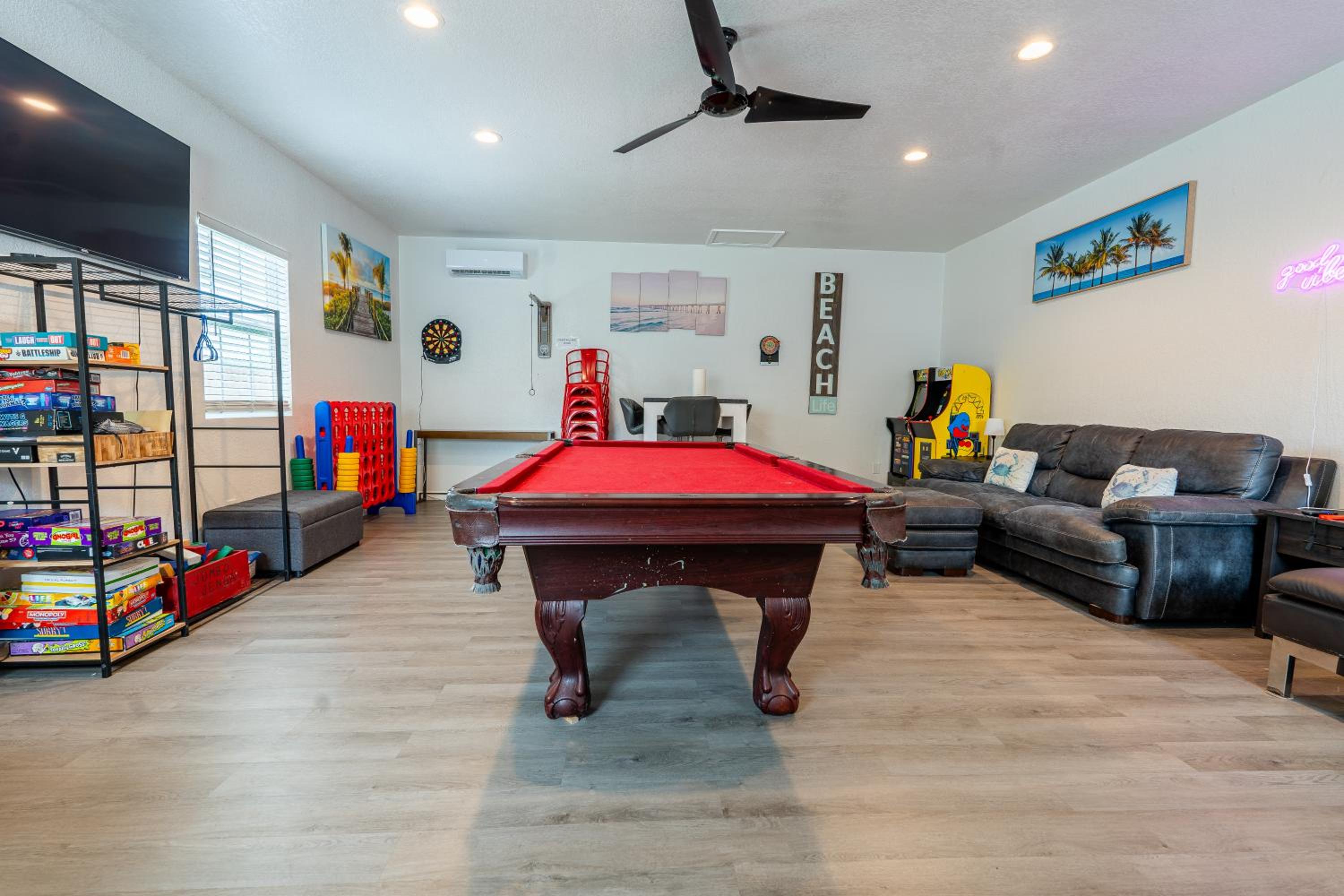 Blue Oasis minutes from the beach with Hot Tub & Gameroom! view 5