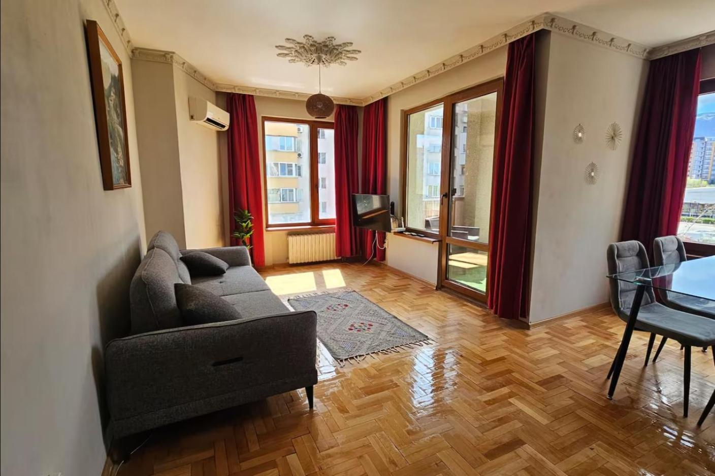 Business Park Retreat: 1BR with Mountain View