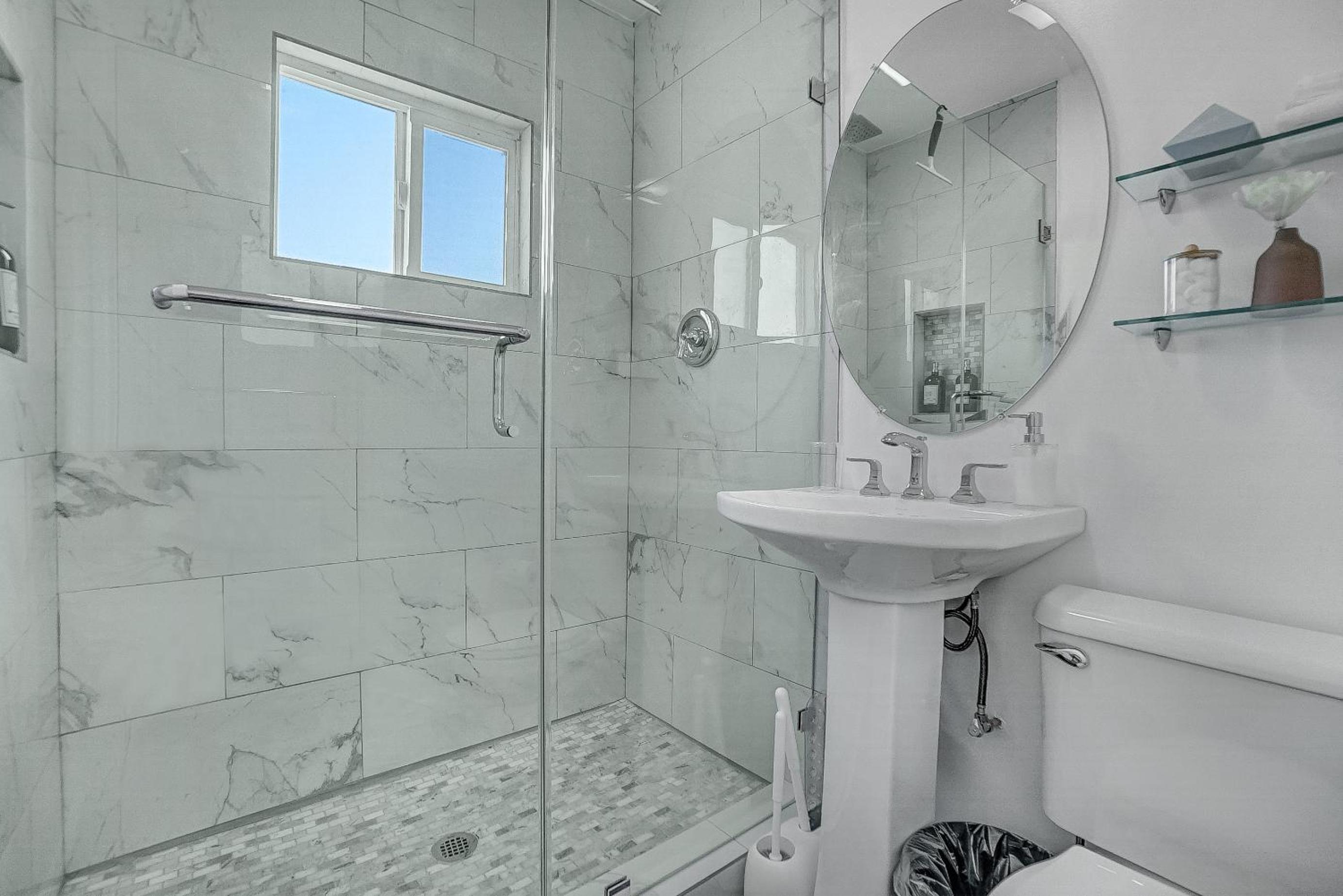 NEW Cozy Beautiful 2BR 1BA APT view 3