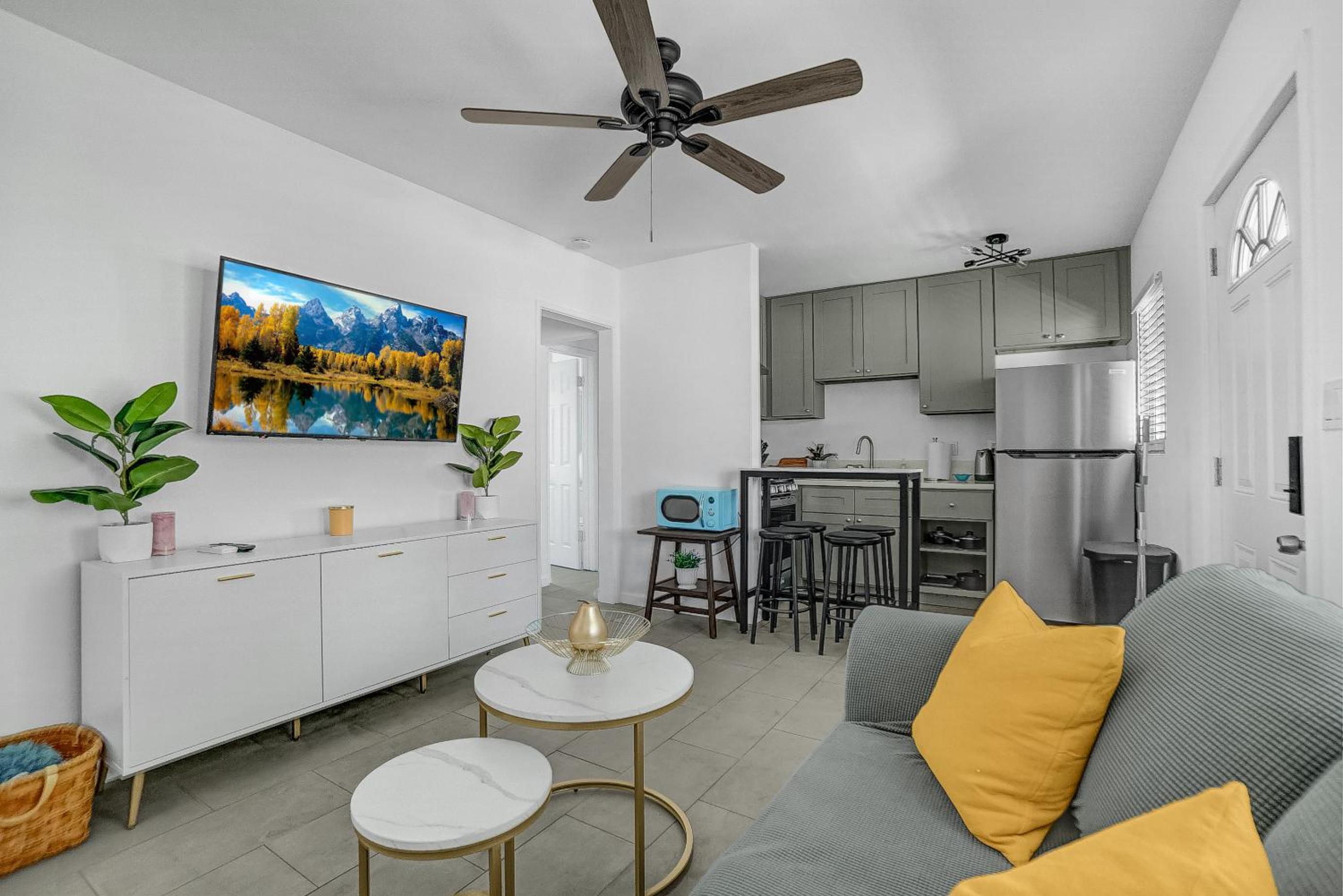 NEW Cozy Beautiful 2BR 1BA APT view 5