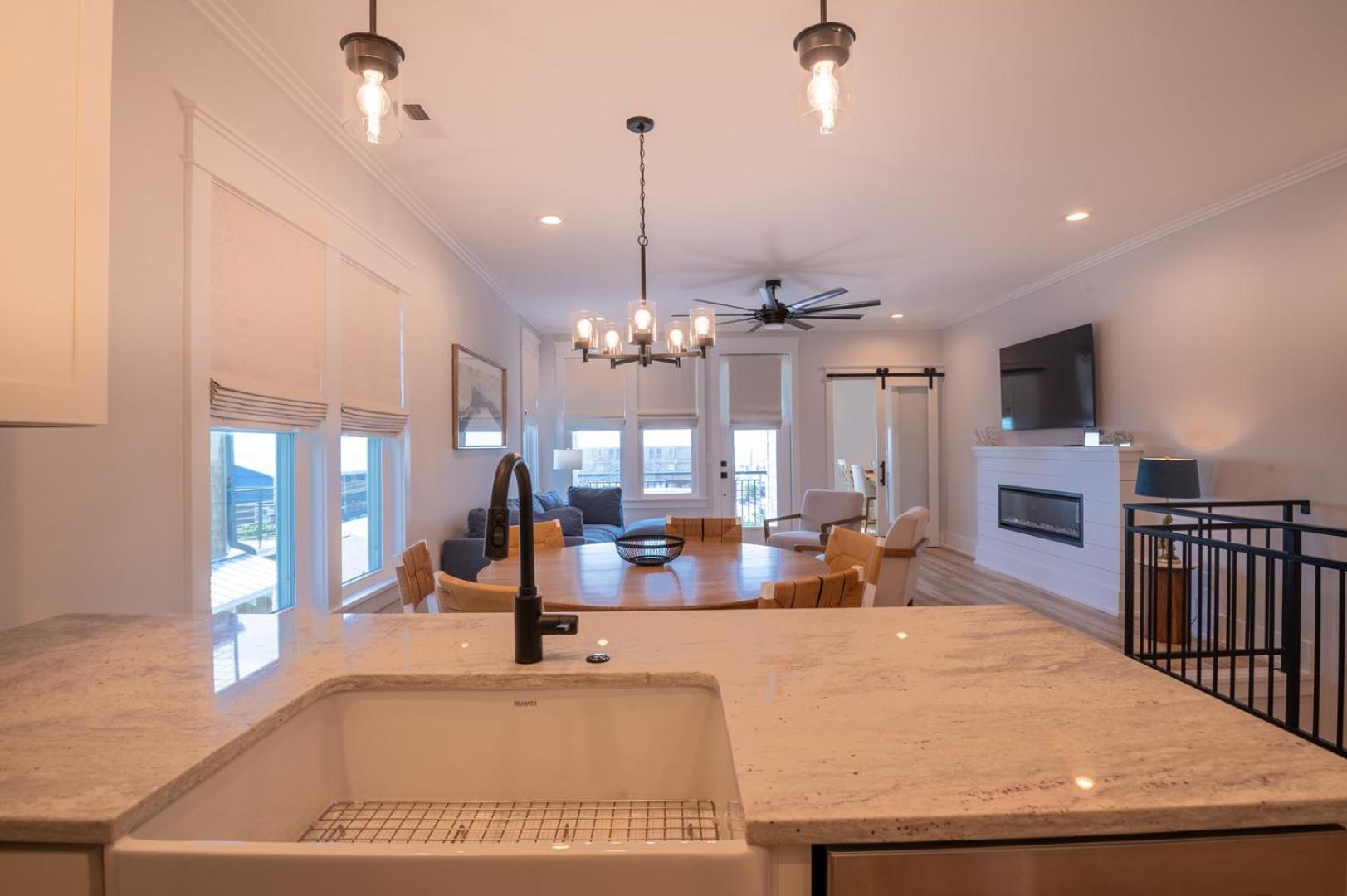 New Luxury Duplex, Short walk to Beach-Blue Pearl