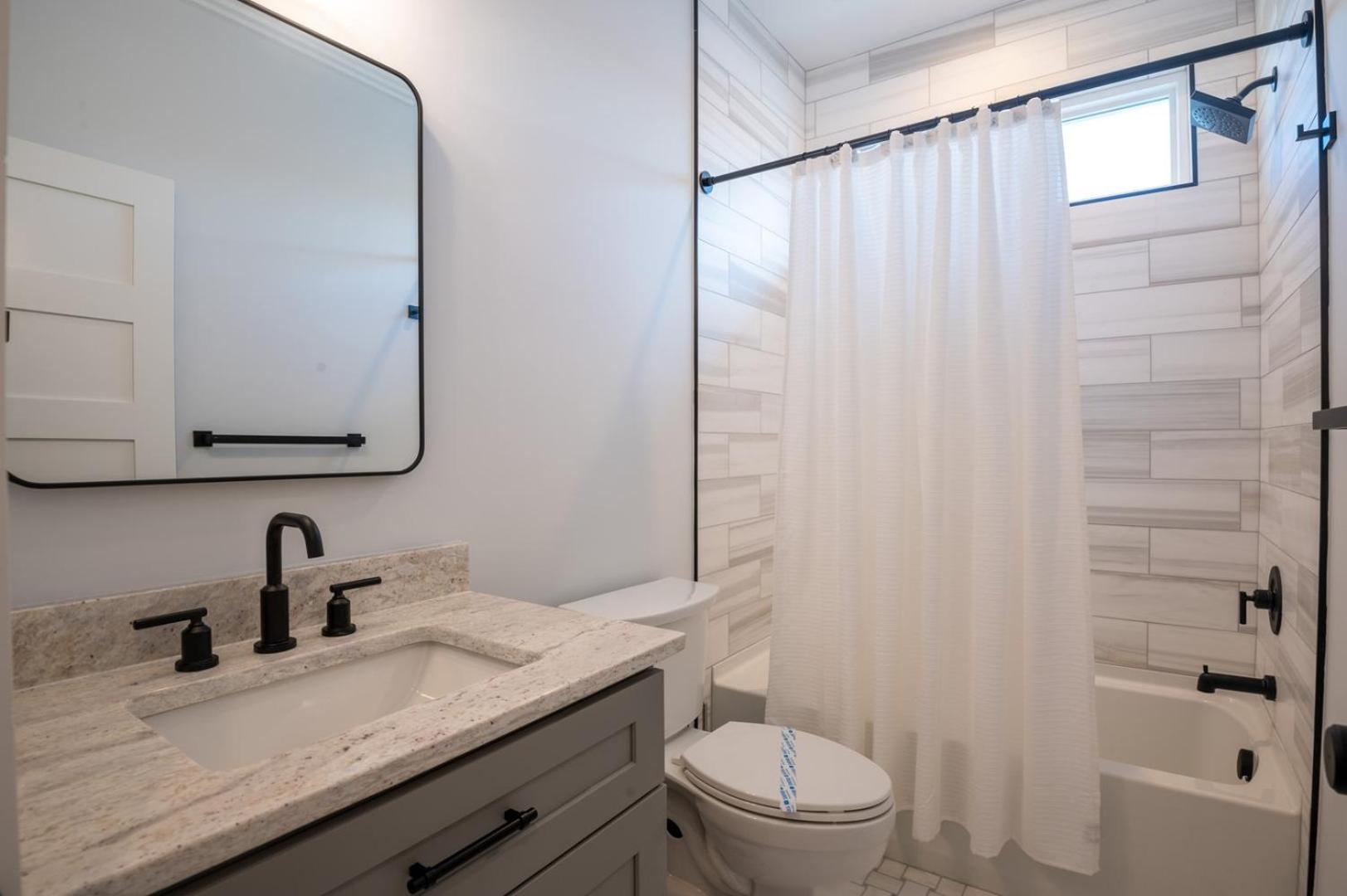 New Luxury Duplex, Short walk to Beach-Blue Pearl