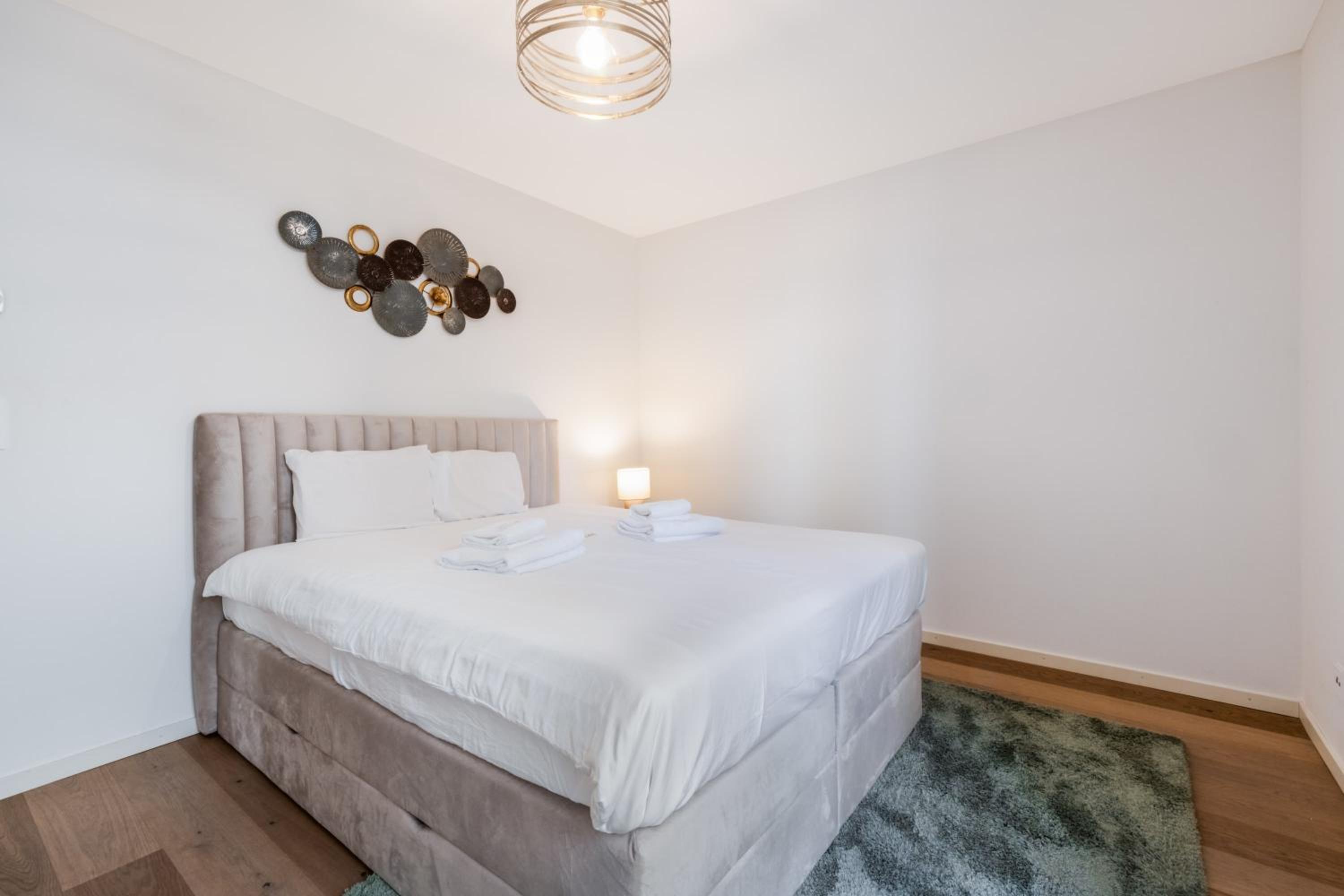 Modern 1 Bedroom in Montreux Center by GuestLee