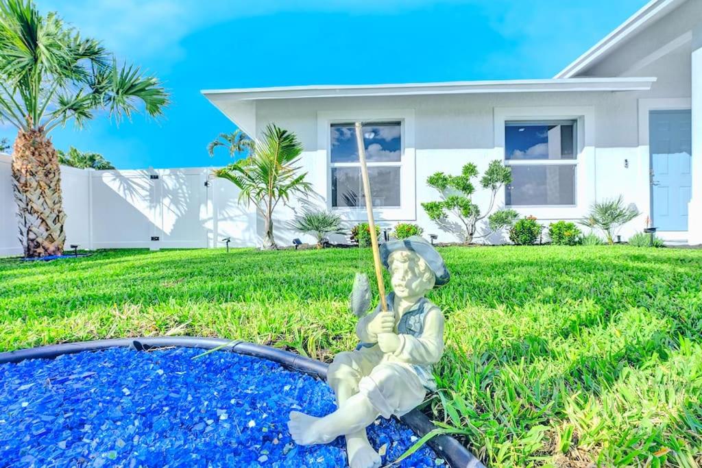 Glamorous Newly Built Pool Home, Tiki Hut, Huge Patio, Air Hockey in Delray Beach Near The Ave! view 3