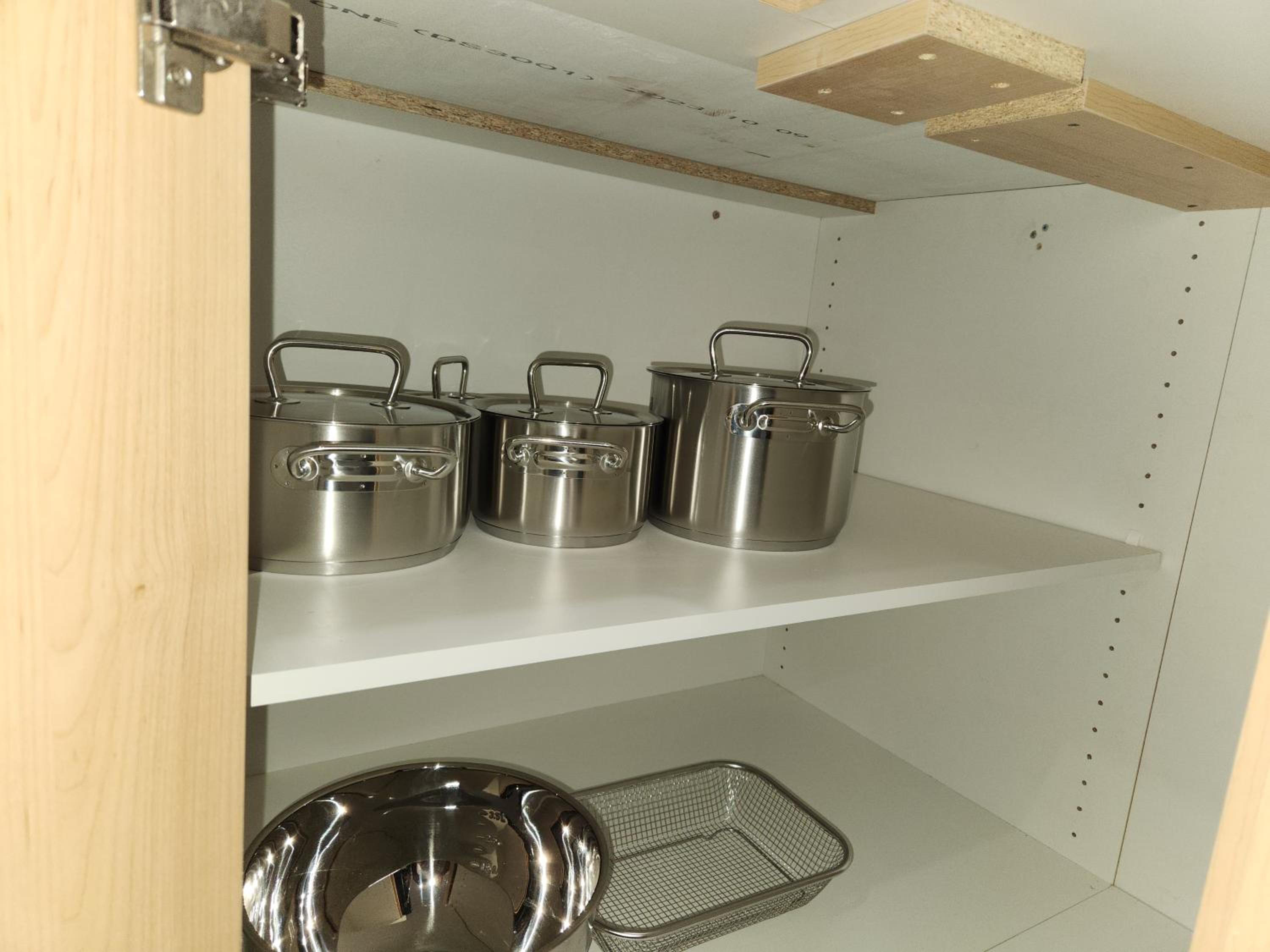 Brand New Deluxe 2 Bedroom Suite with AC & Den