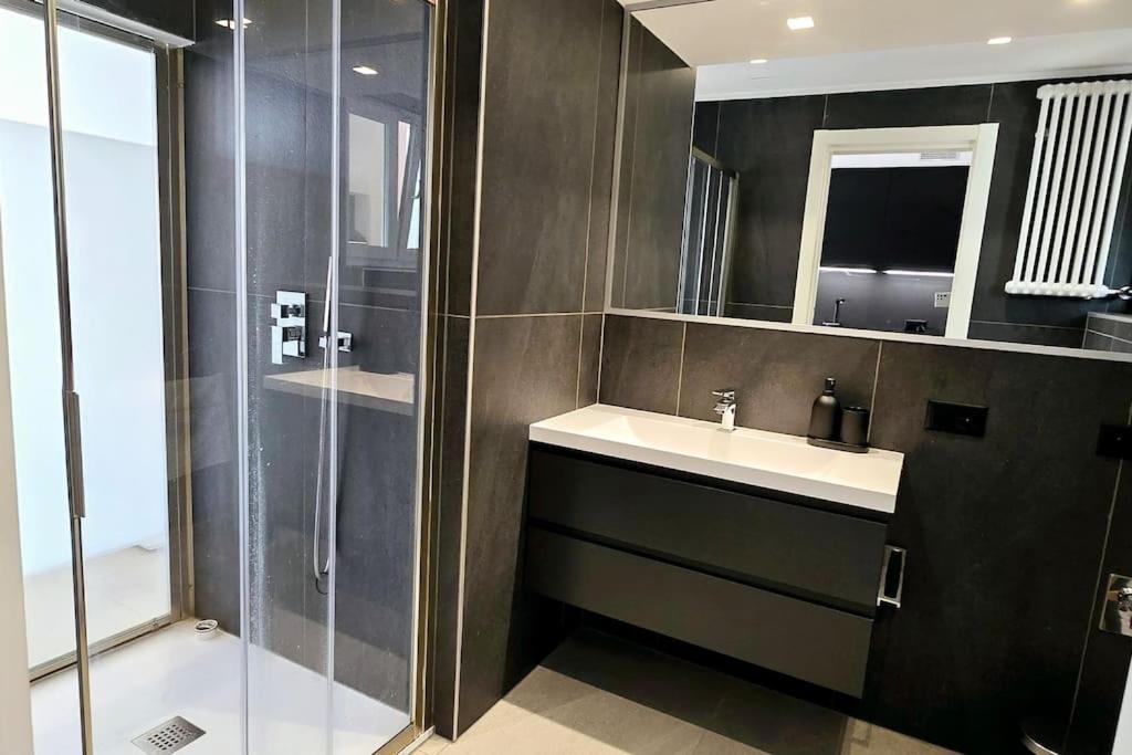 Luxurious 1,5 apartment with parking near center