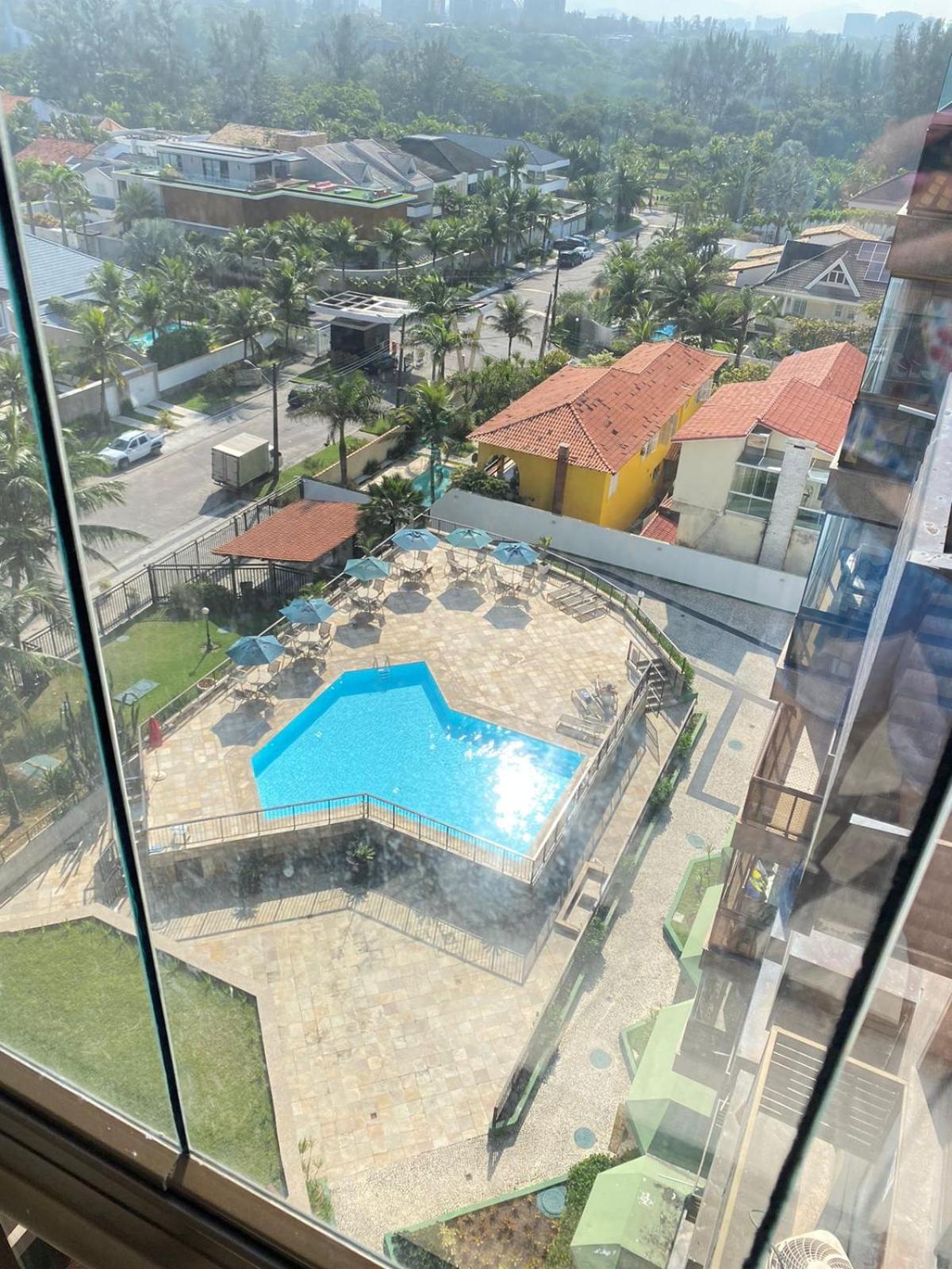 Lindo apto no melhor lugar da Barra da Tijuca! Com uma vista de tirar o fôlego, frente para o mar! Totalmente equipado e decorado ao lado dos melhores hoté