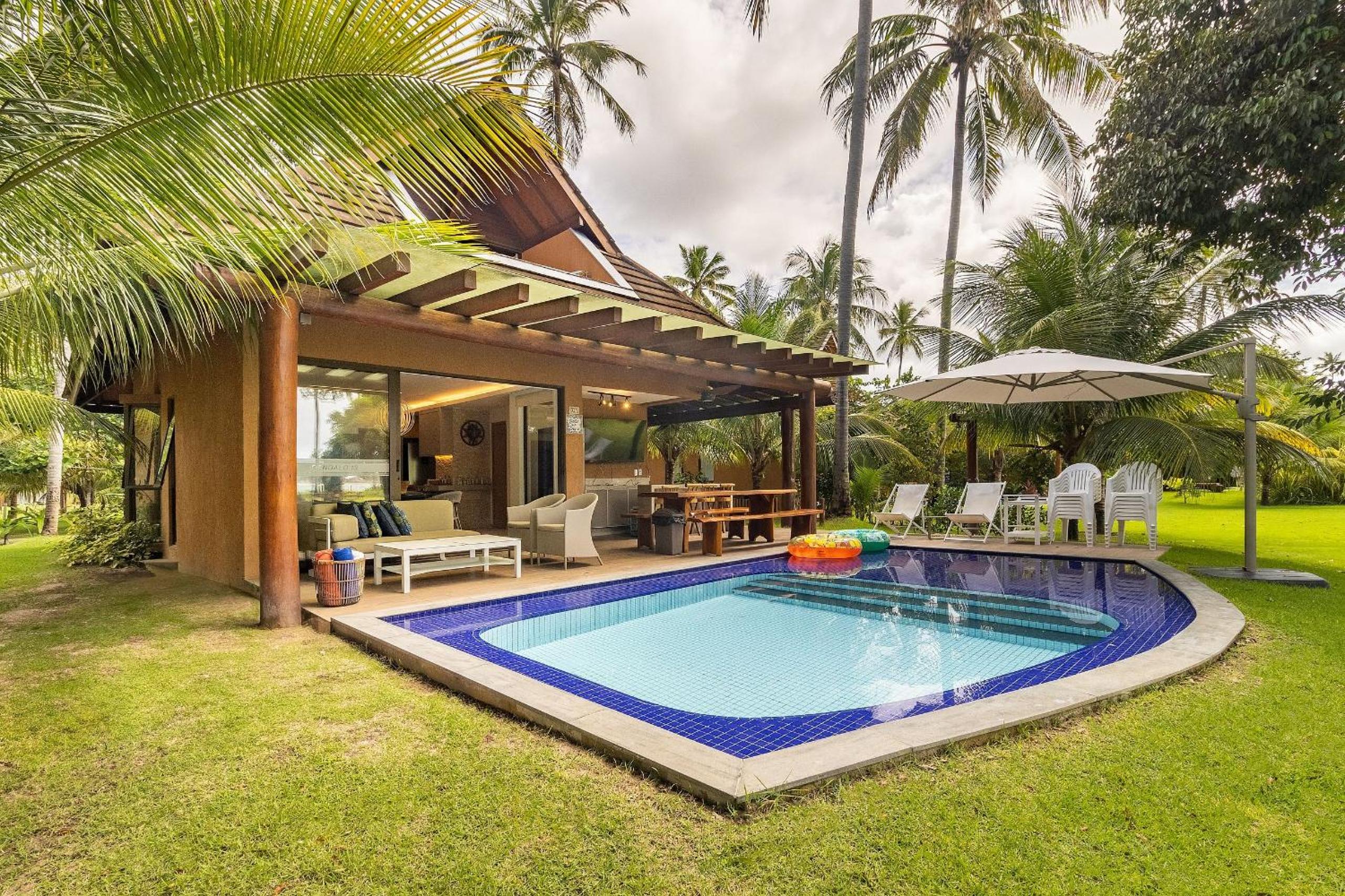 Exclusive Oceanfront Bungalow with Included Service — Eco Resort Carneiros