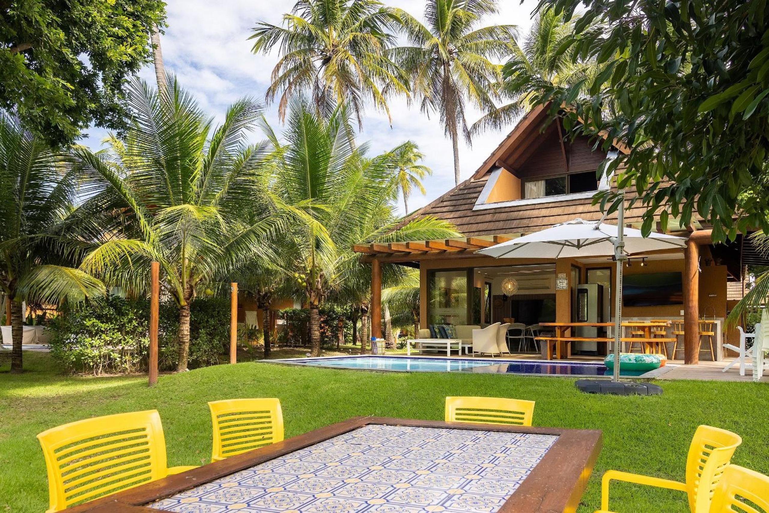 Exclusive Oceanfront Bungalow with Included Service — Eco Resort Carneiros