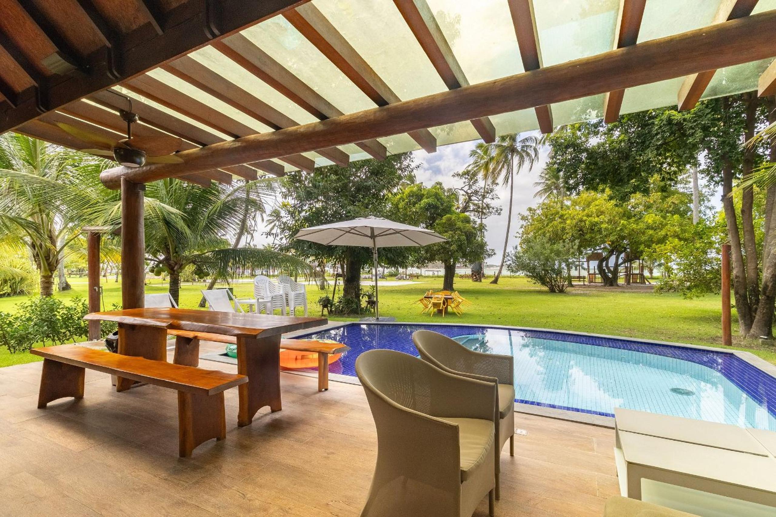 Exclusive Oceanfront Bungalow with Included Service — Eco Resort Carneiros