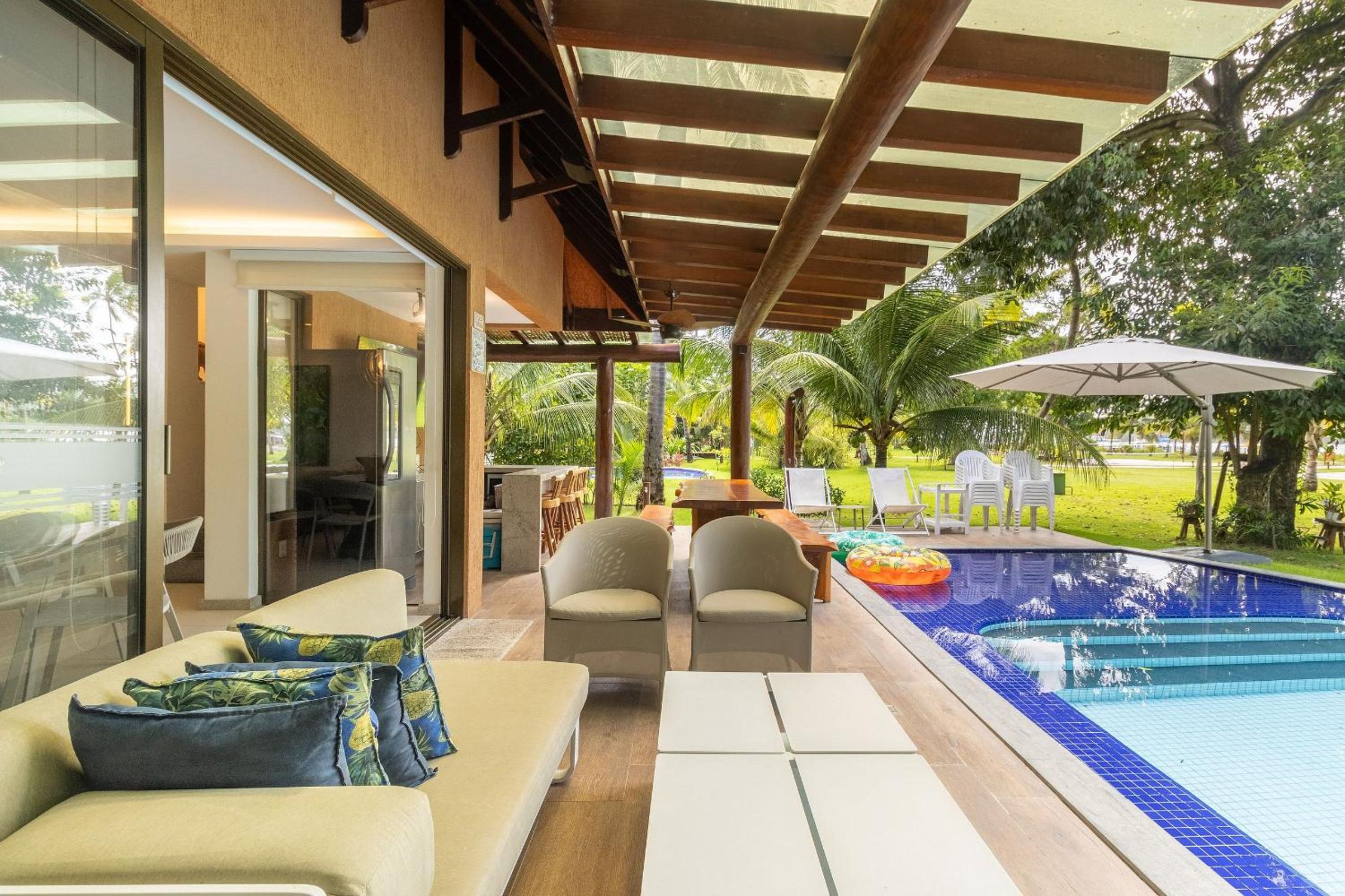 Exclusive Oceanfront Bungalow with Included Service — Eco Resort Carneiros