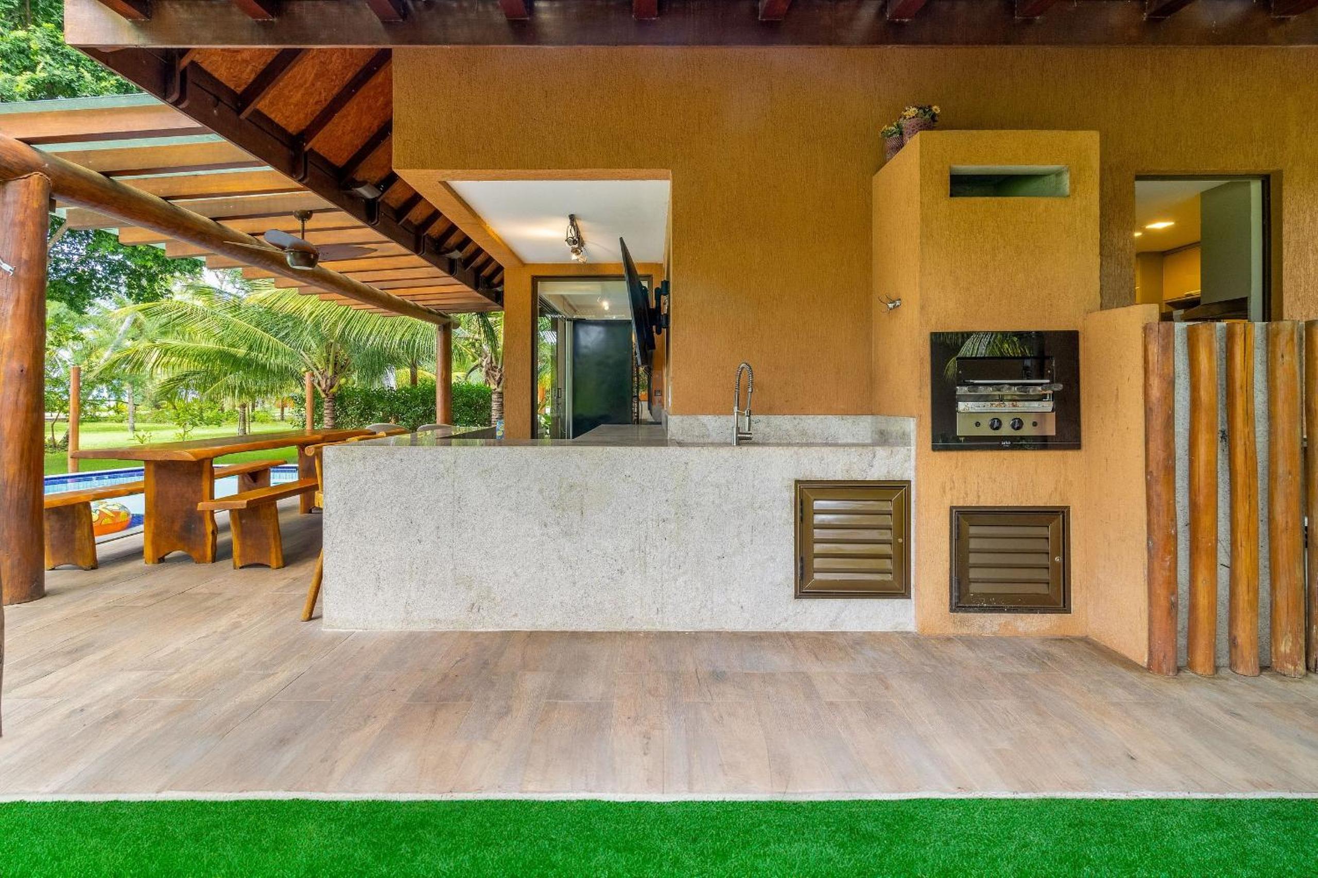 Exclusive Oceanfront Bungalow with Included Service — Eco Resort Carneiros