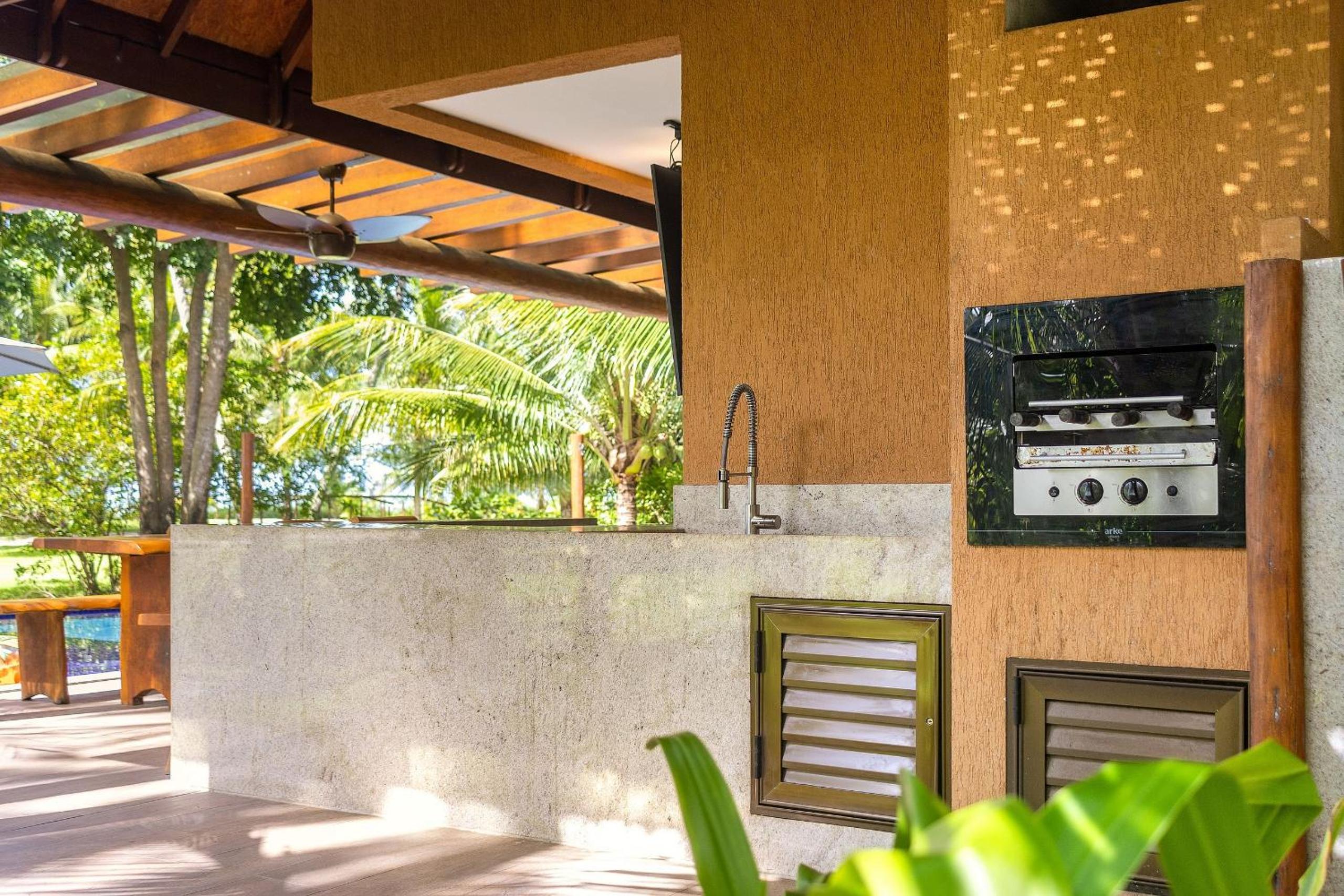 Exclusive Oceanfront Bungalow with Included Service — Eco Resort Carneiros
