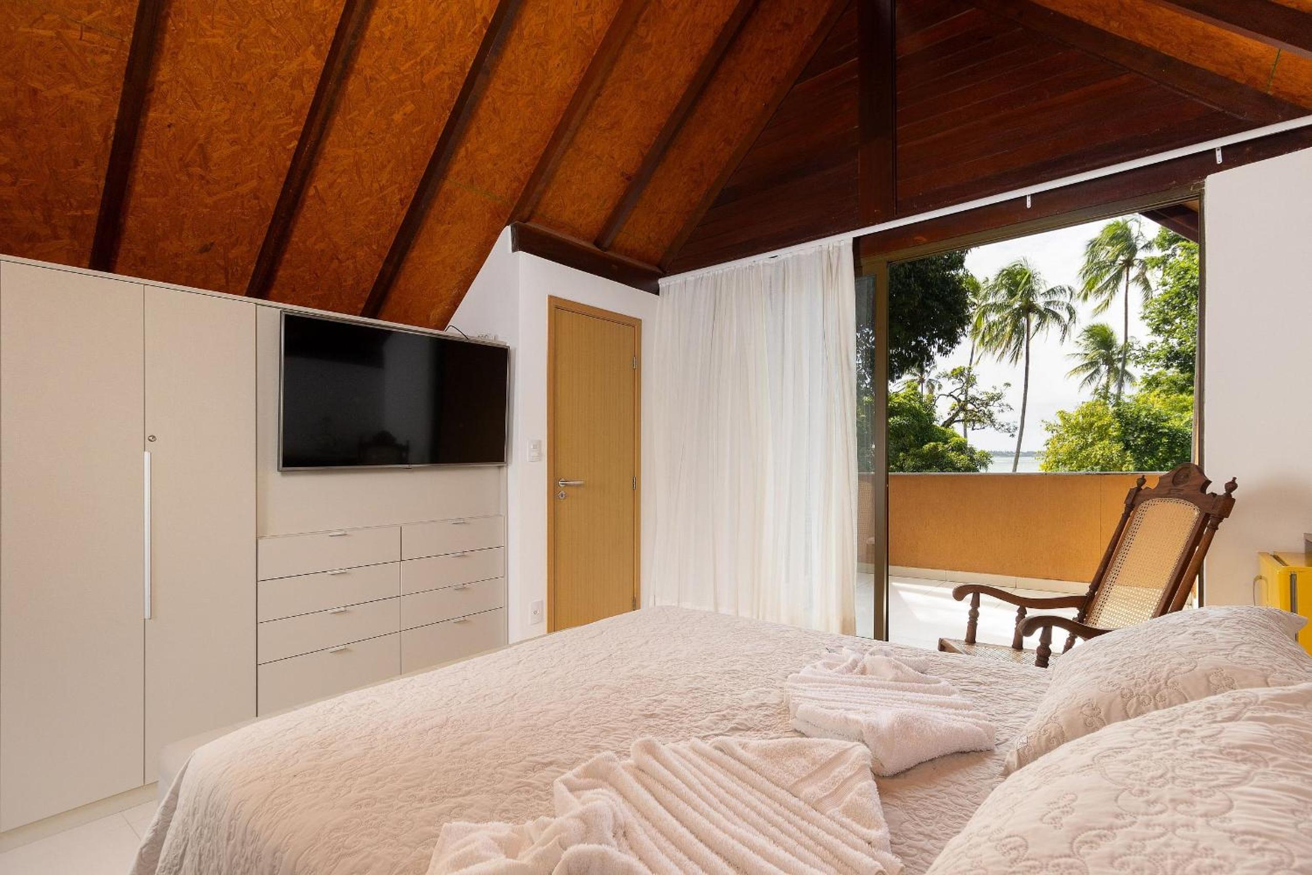 Exclusive Oceanfront Bungalow with Included Service — Eco Resort Carneiros