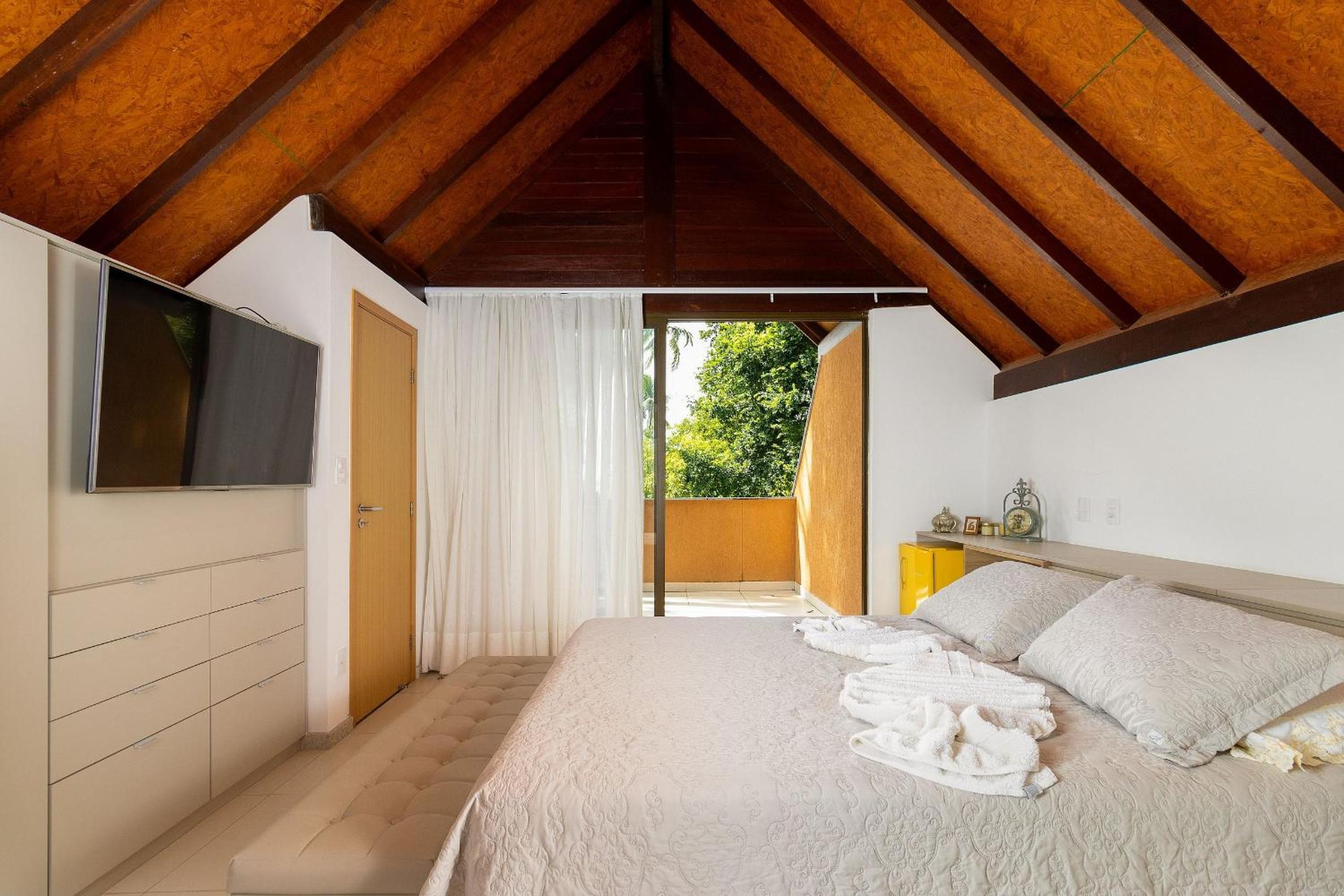 Exclusive Oceanfront Bungalow with Included Service — Eco Resort Carneiros