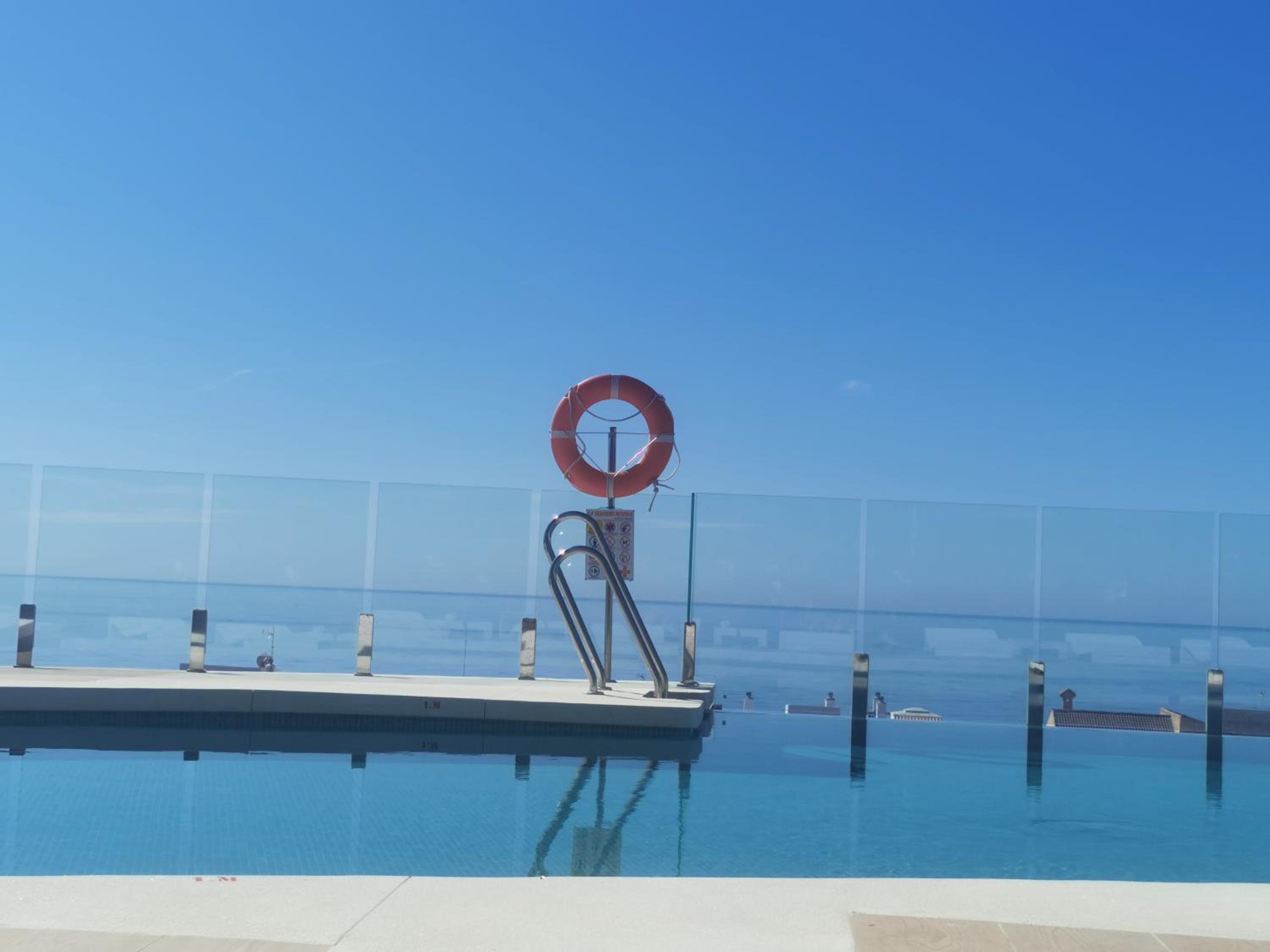 Bel APPARTEMENT FACE A LA MER view 3