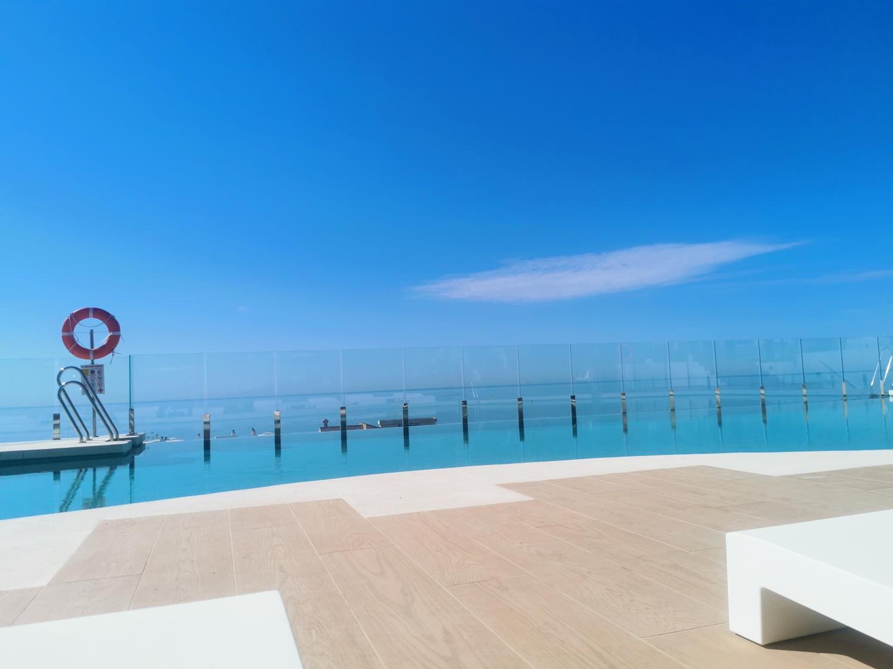 Bel APPARTEMENT FACE A LA MER view 2