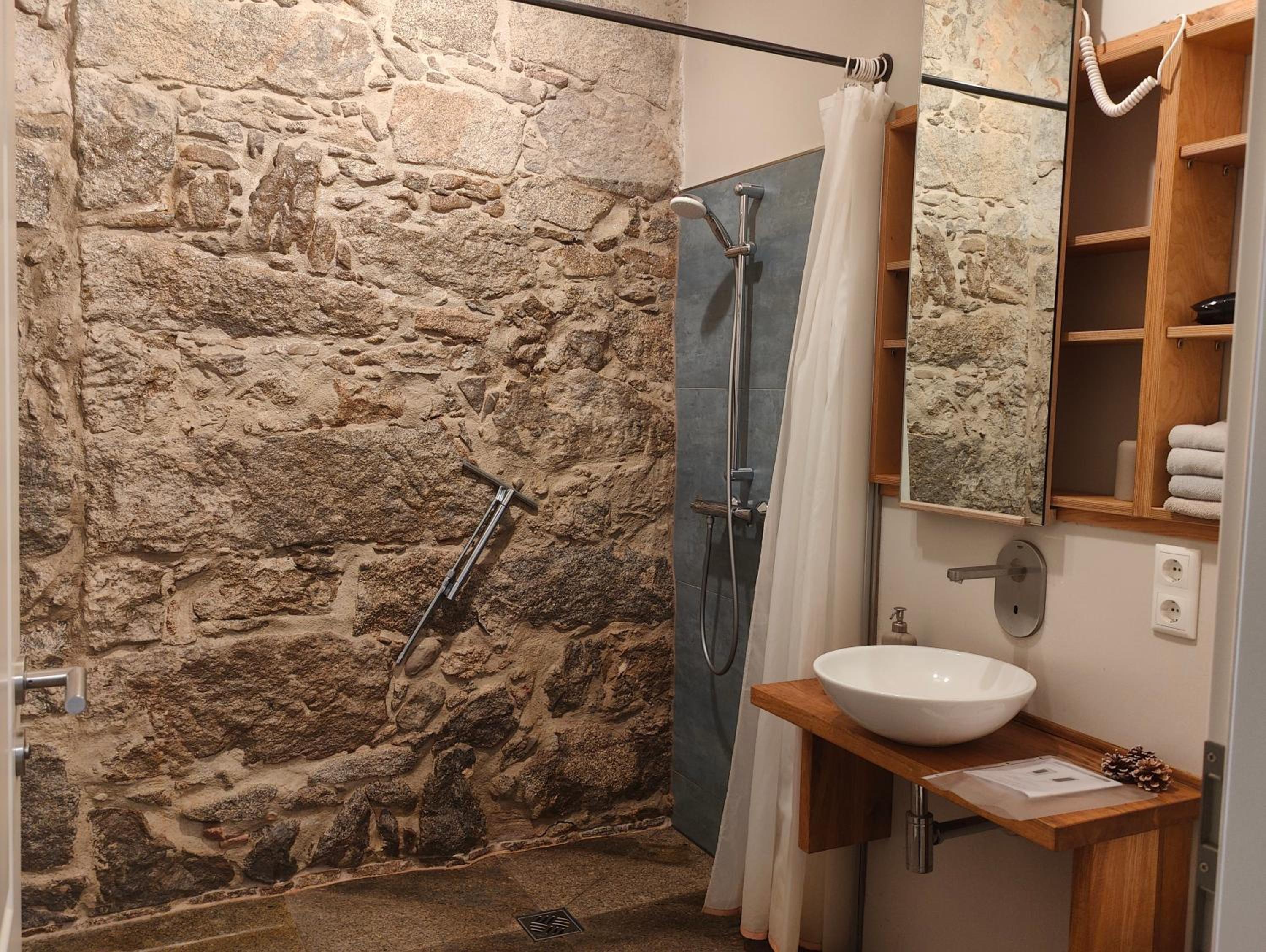 HexenburgbeiDresden Maisonette über 2 Etagen mit 4 Schlafzimmern, Kamin, Terrasse und Faßsauna, Nähe Sächsische Schweiz Dresden