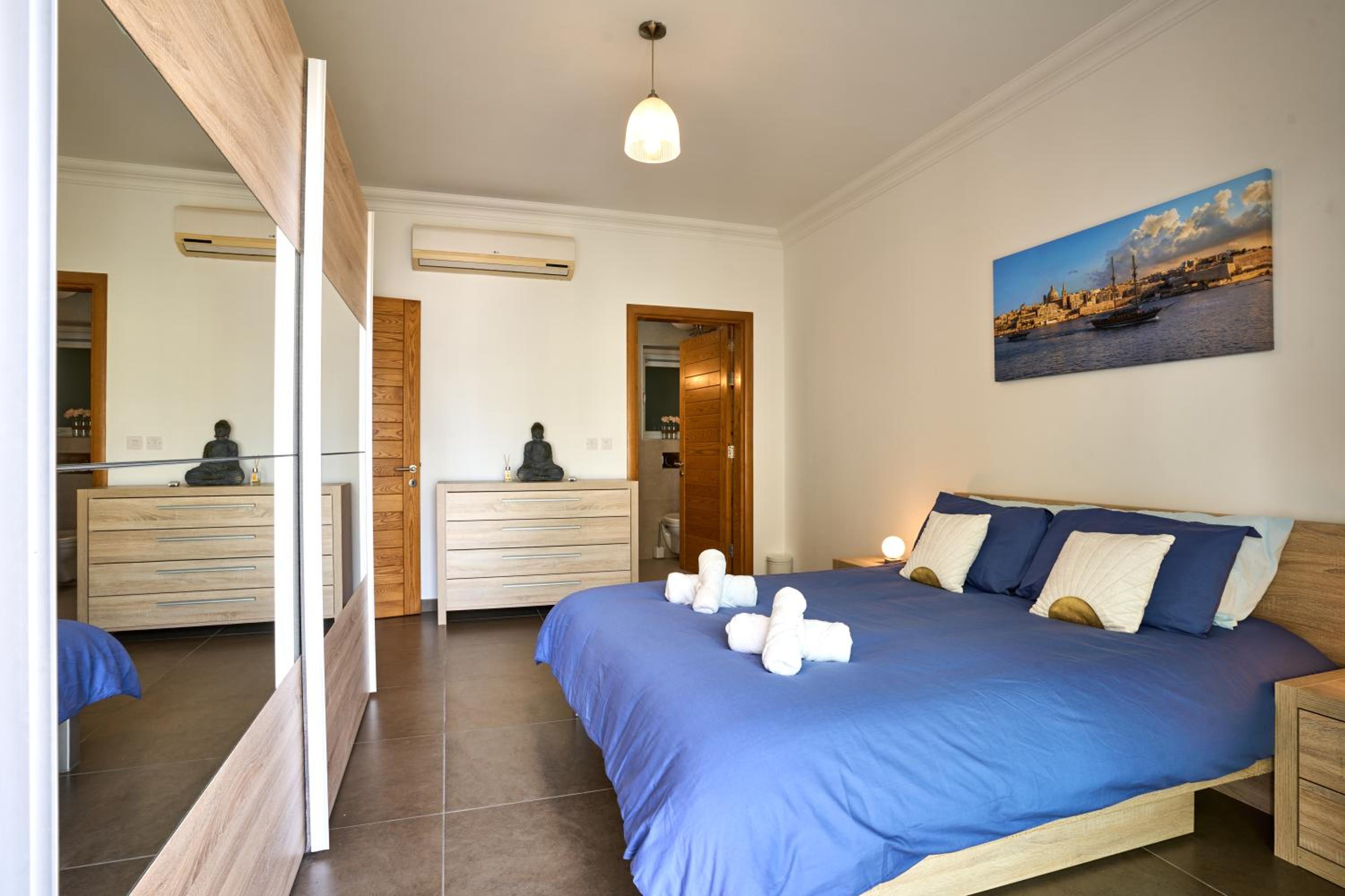 FortCambridge 2BR, pool, Terrace view 3